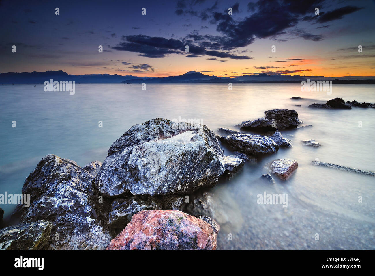 Italia, Peschiera del Garda, amanecer en el Lago de Garda Foto de stock