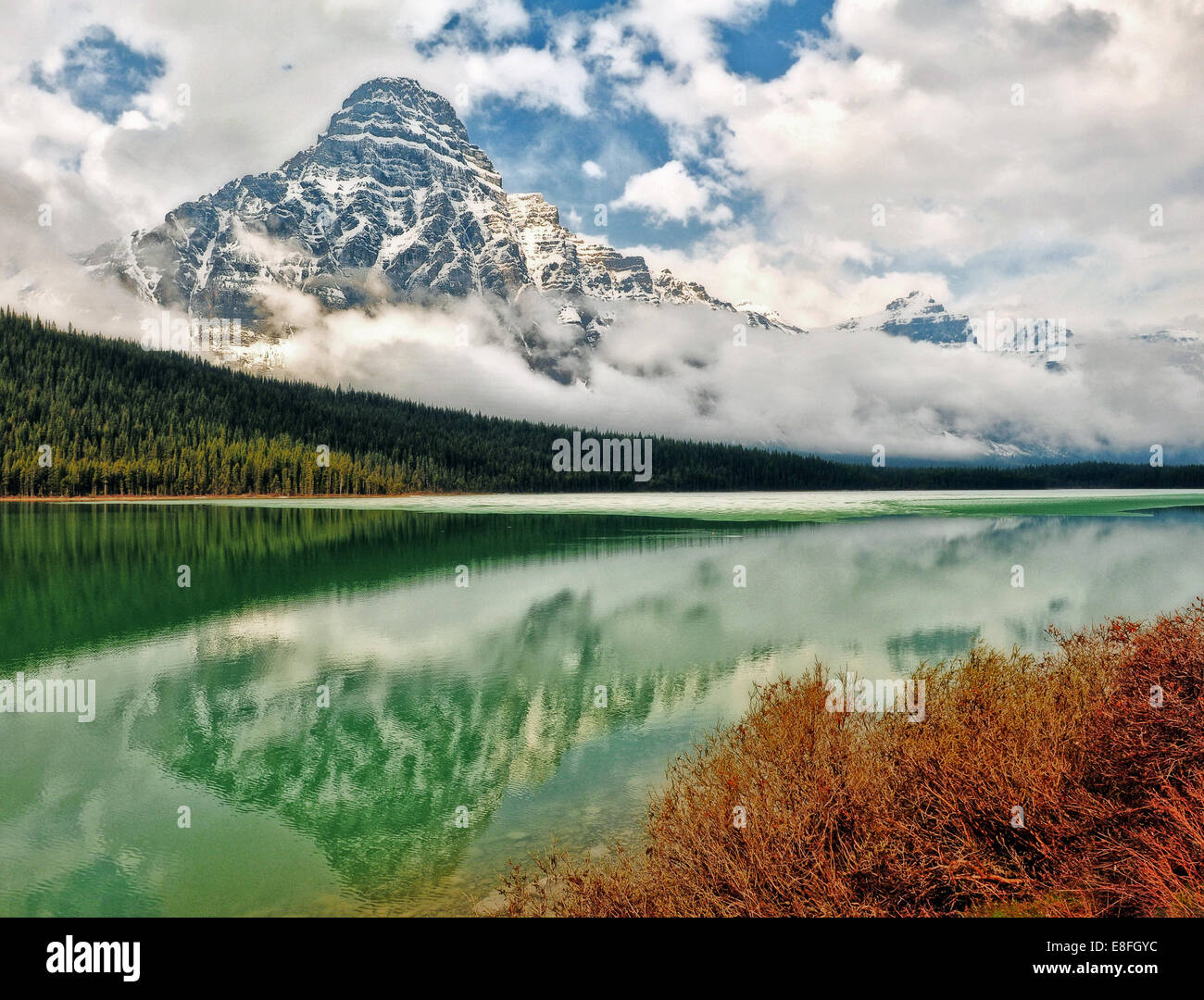 Mount Chephren reflejado en el lago de Aves Acuáticas, Parque Nacional de Banff, Alberta, Canadá Foto de stock