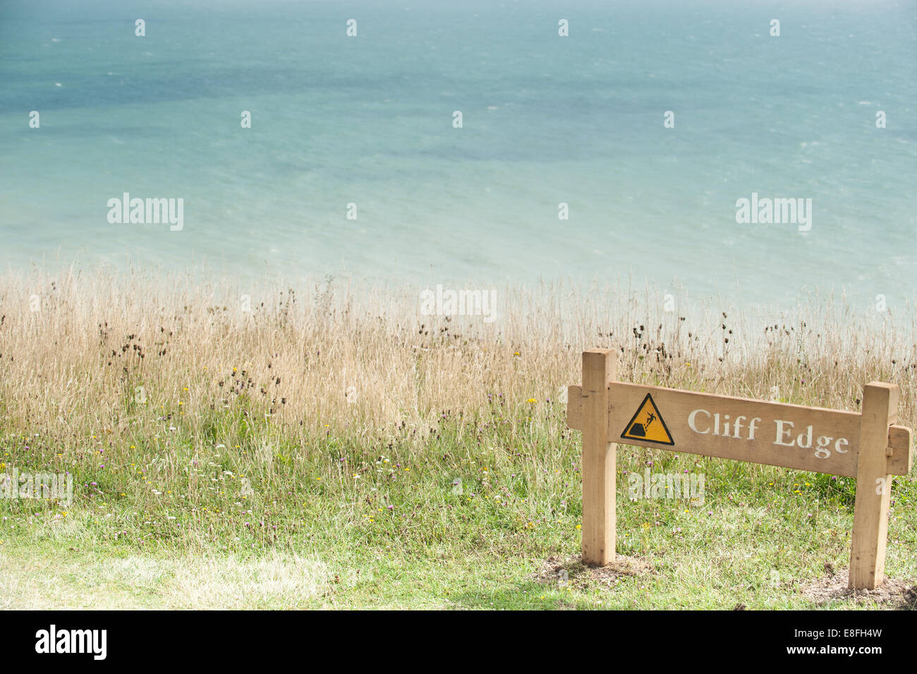 Señal de peligro de borde del acantilado, Eastbourne, East Sussex, Inglaterra, Reino Unido. Foto de stock