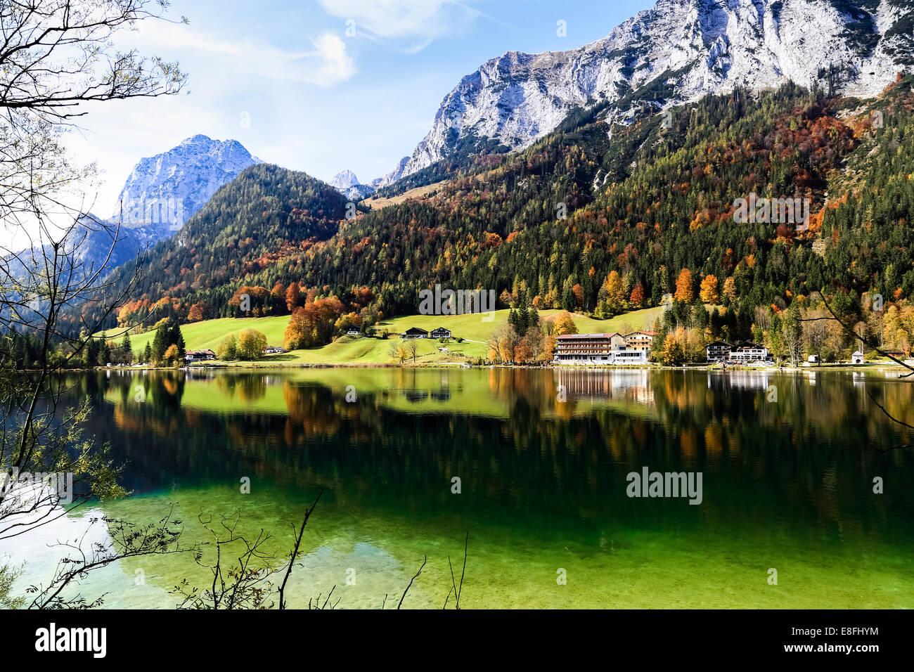 Alemania, Berchtesgaden National Park, Hintersee, vista del lago y de las montañas Foto de stock