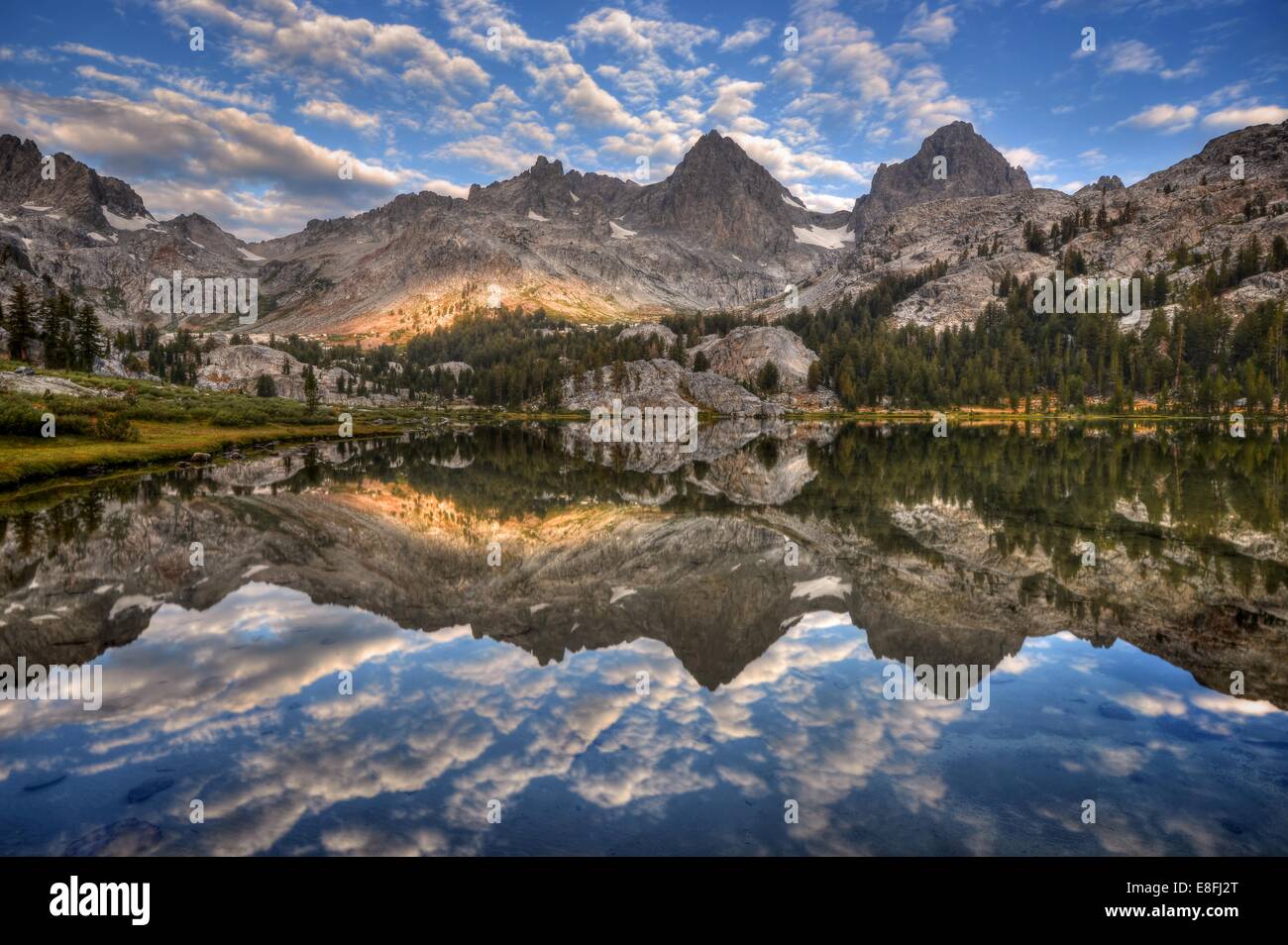 California, Estados Unidos, el Bosque Nacional Inyo, Banner Peak y Mount Ritter se refleja en el lago Ediza Foto de stock