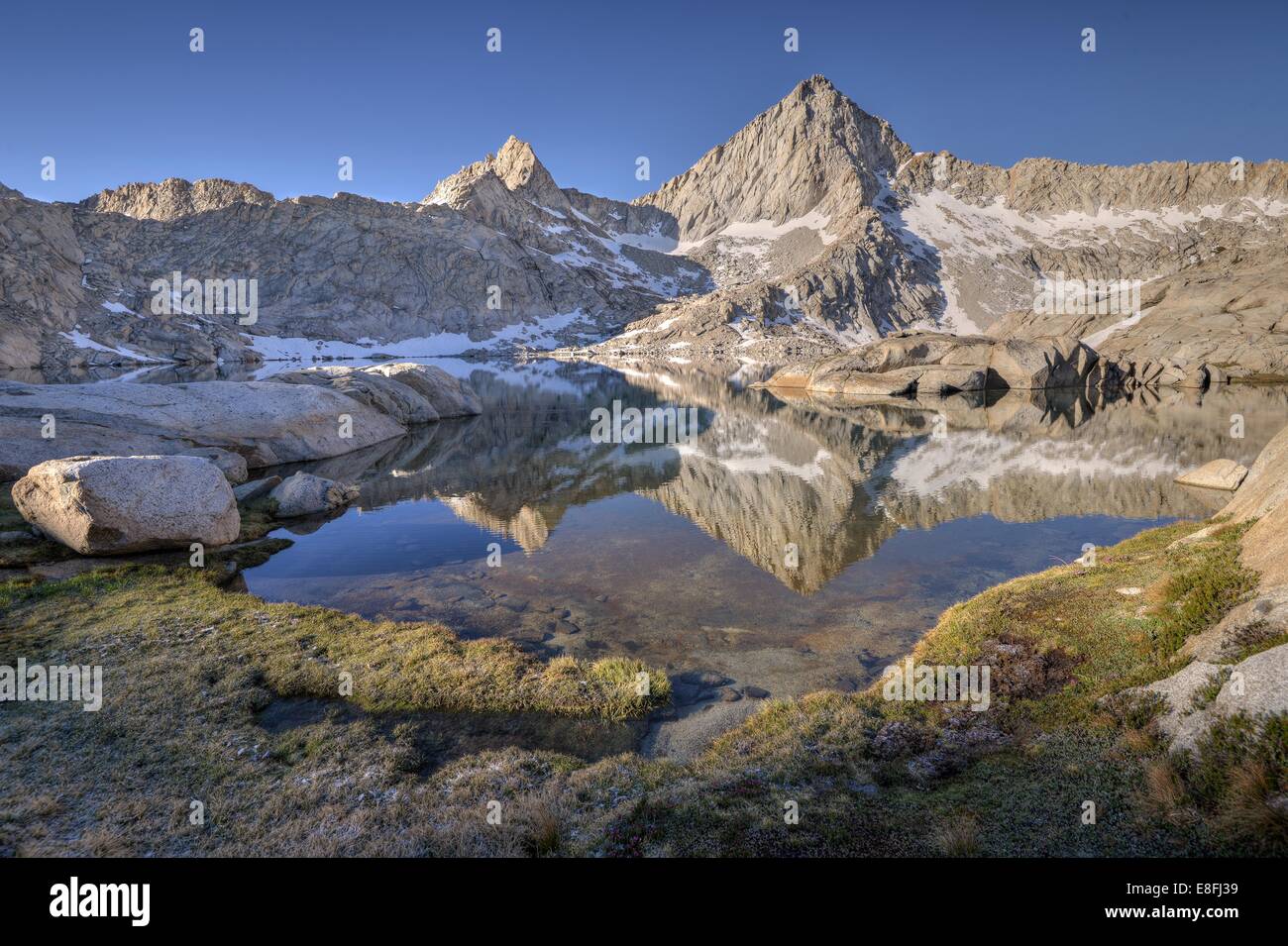 California, Estados Unidos, el Parque Nacional de Sequoia, Sawtooth Pico refleja en Columbine Lake Foto de stock