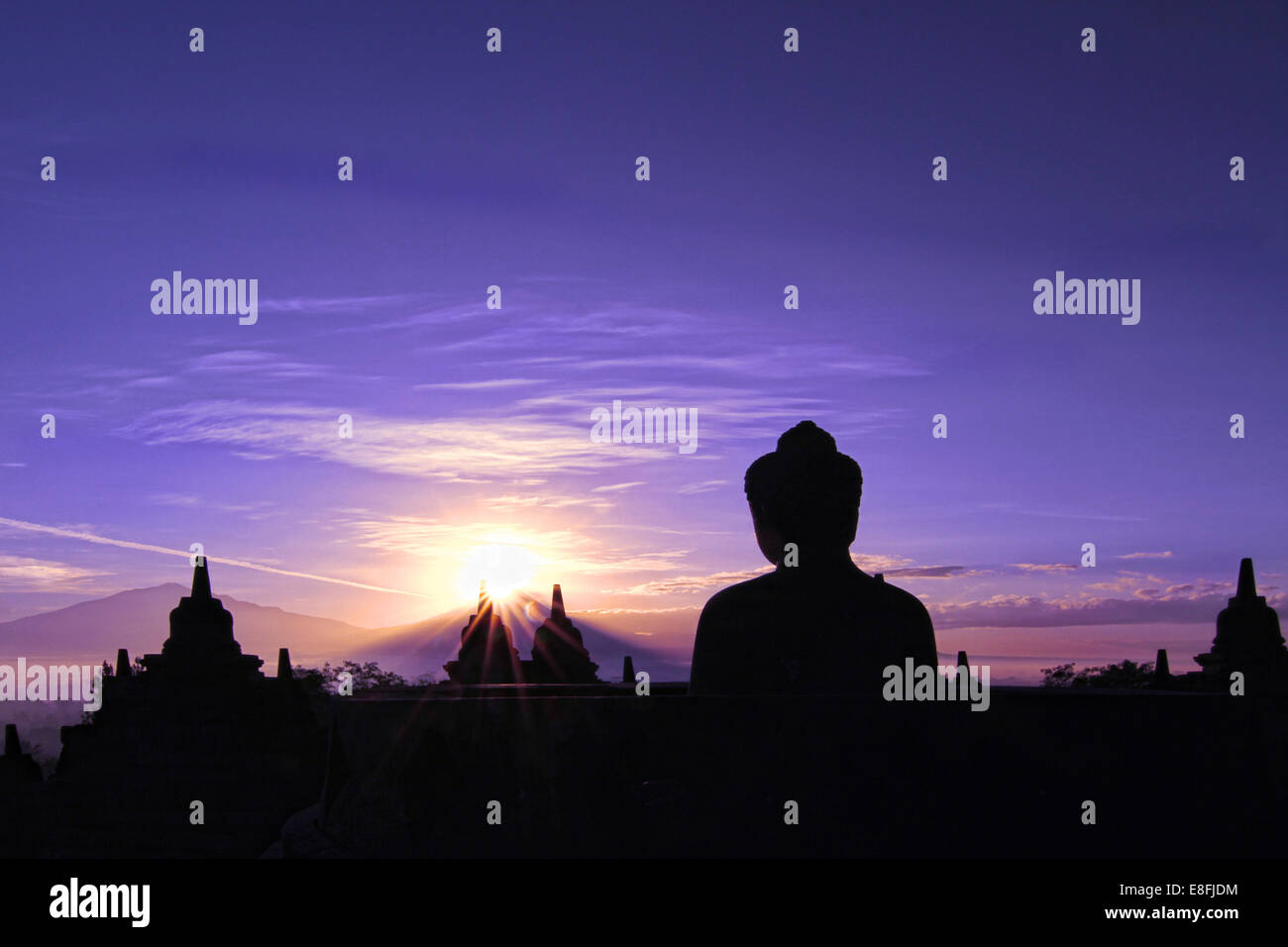 Indonesia, Java, Magelang, silueta de templo Borobudur Foto de stock