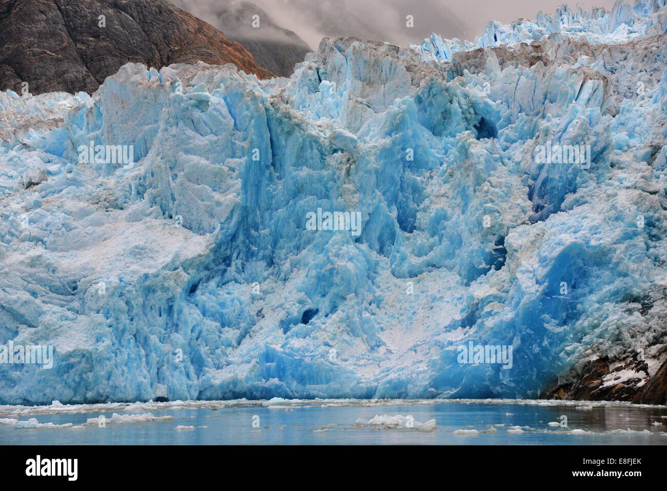 Ee.Uu., Alaska, Tongass National Forest, azul hielo del glaciar South Sawyer Foto de stock