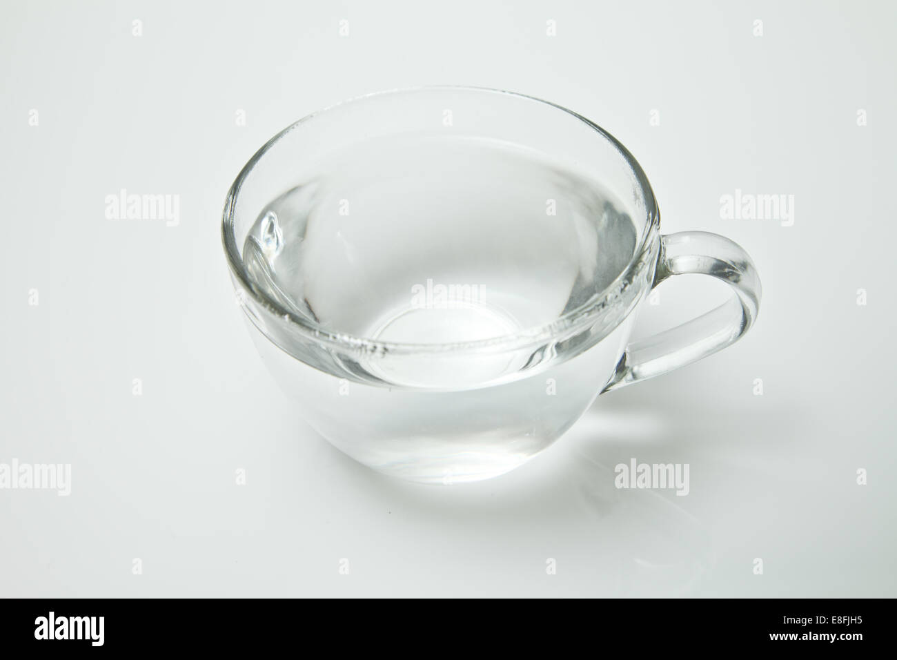 Taza de Té de cristal con agua caliente Foto de stock