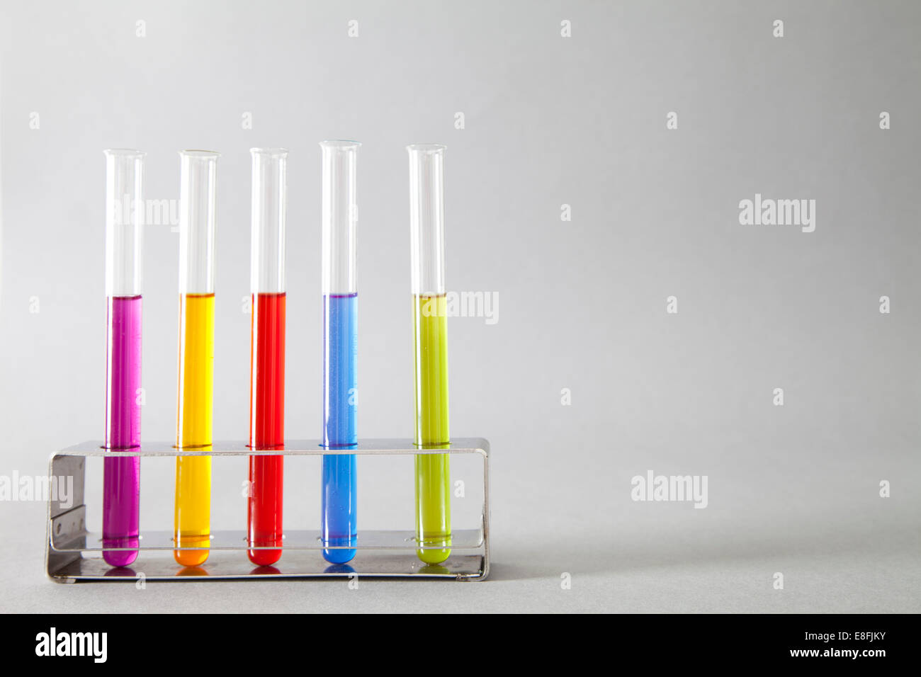 Colores líquidos en tubos de ensayo Foto de stock