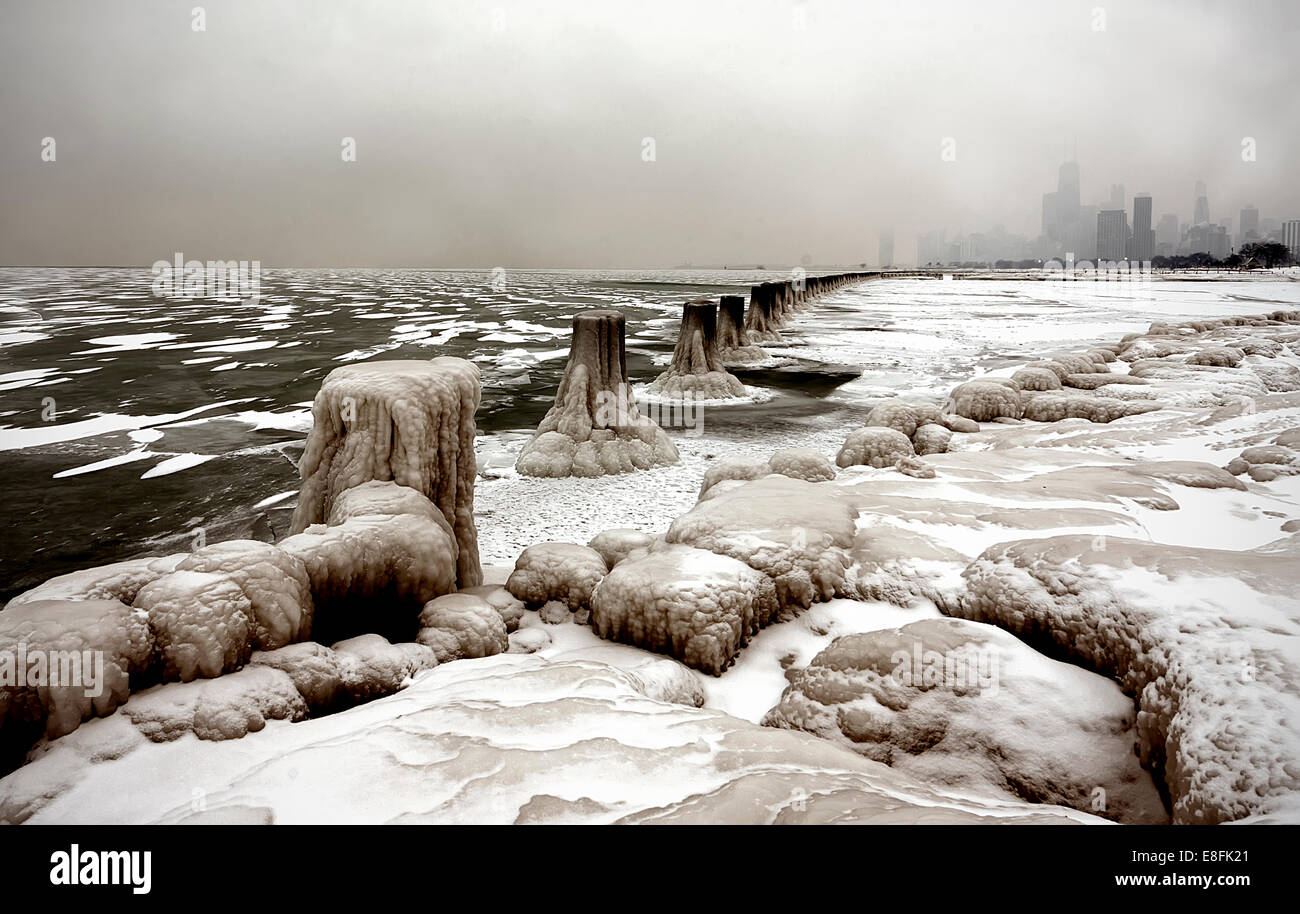 Lago congelado y horizonte de la ciudad, Chicago, Illinois, EE.UU  Fotografía de stock - Alamy