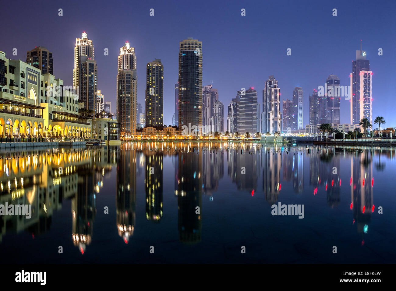 Paisaje urbano con Burj Khalifa por la noche, Dubai, Emiratos Árabes Unidos Foto de stock