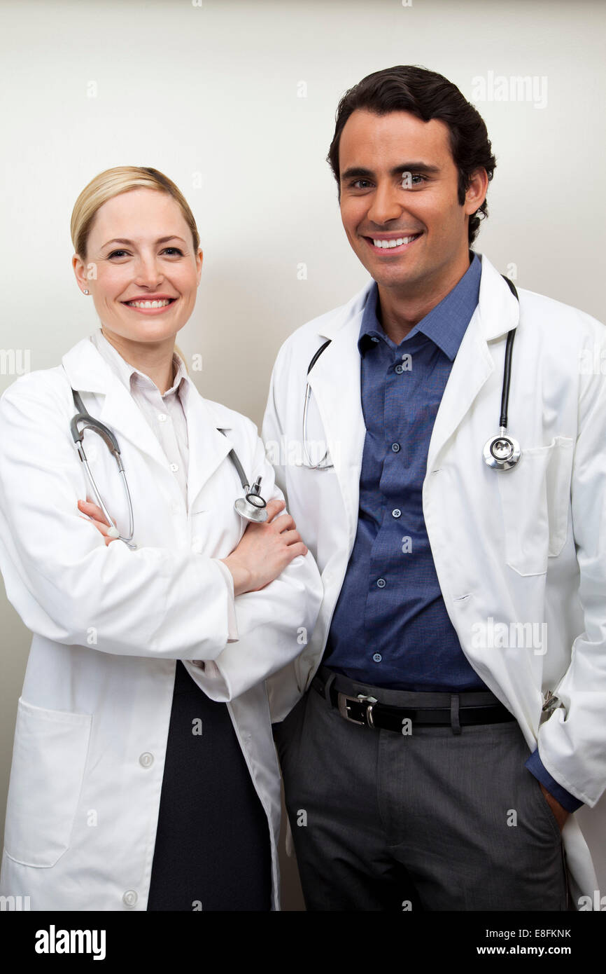 Retrato de hombres y mujeres médicos Foto de stock