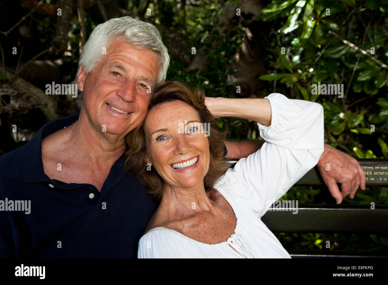 Cape Town, Sudáfrica, Senior pareja caminando en el jardín Foto de stock