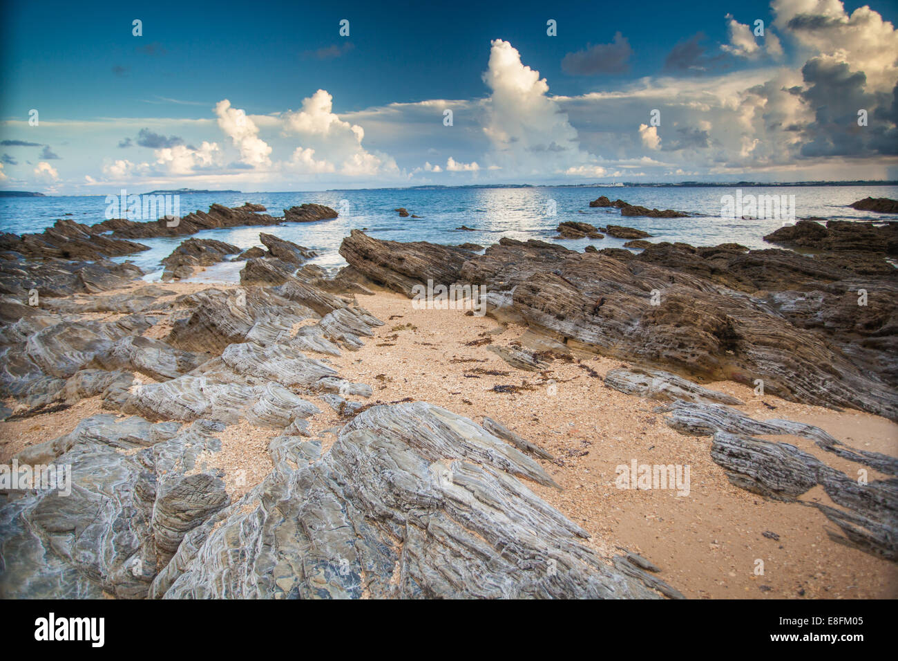 Japón, Okinawa, las rocas de la Playa Kin Foto de stock