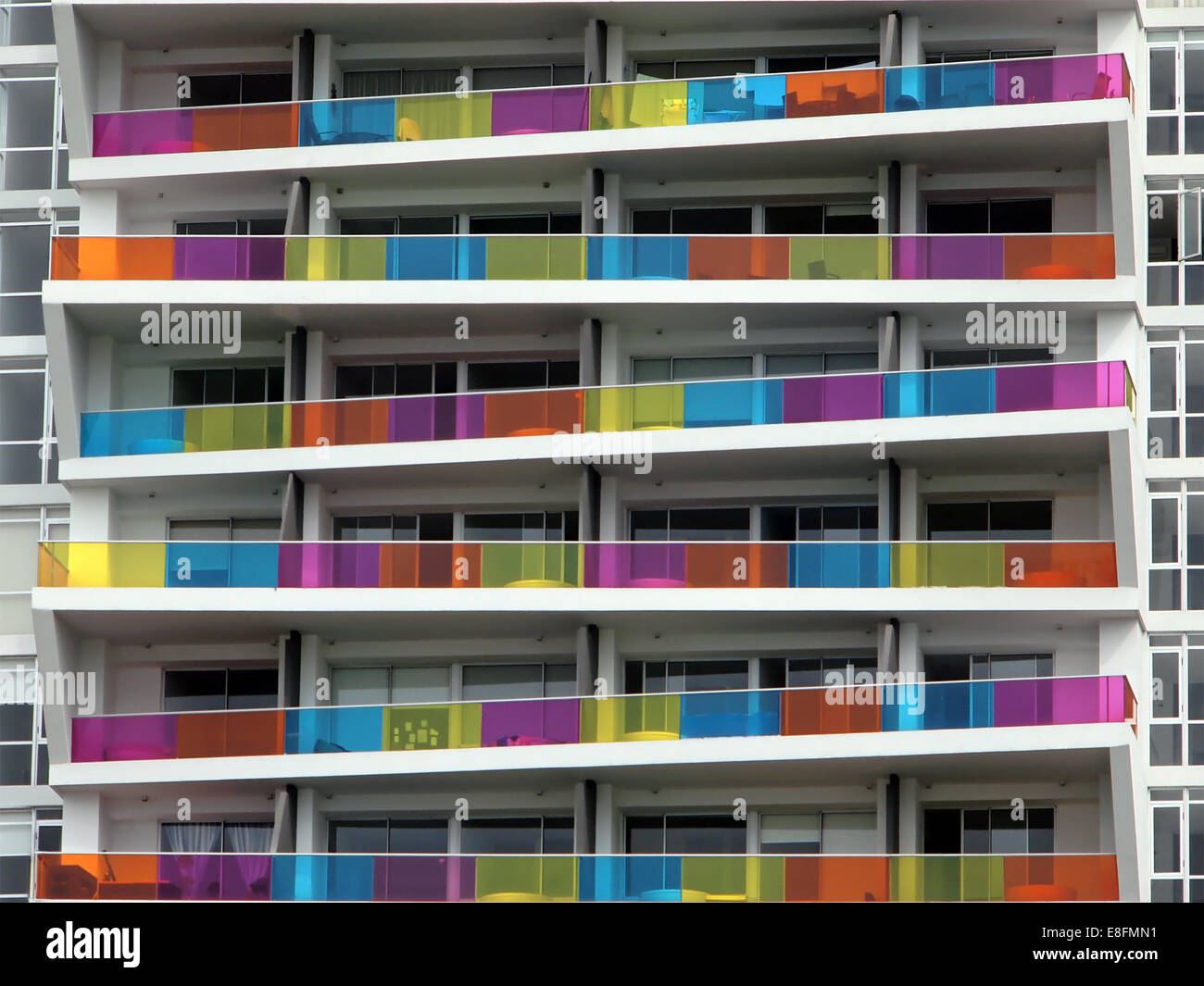 Edificio de apartamentos con balcón colorido Foto de stock
