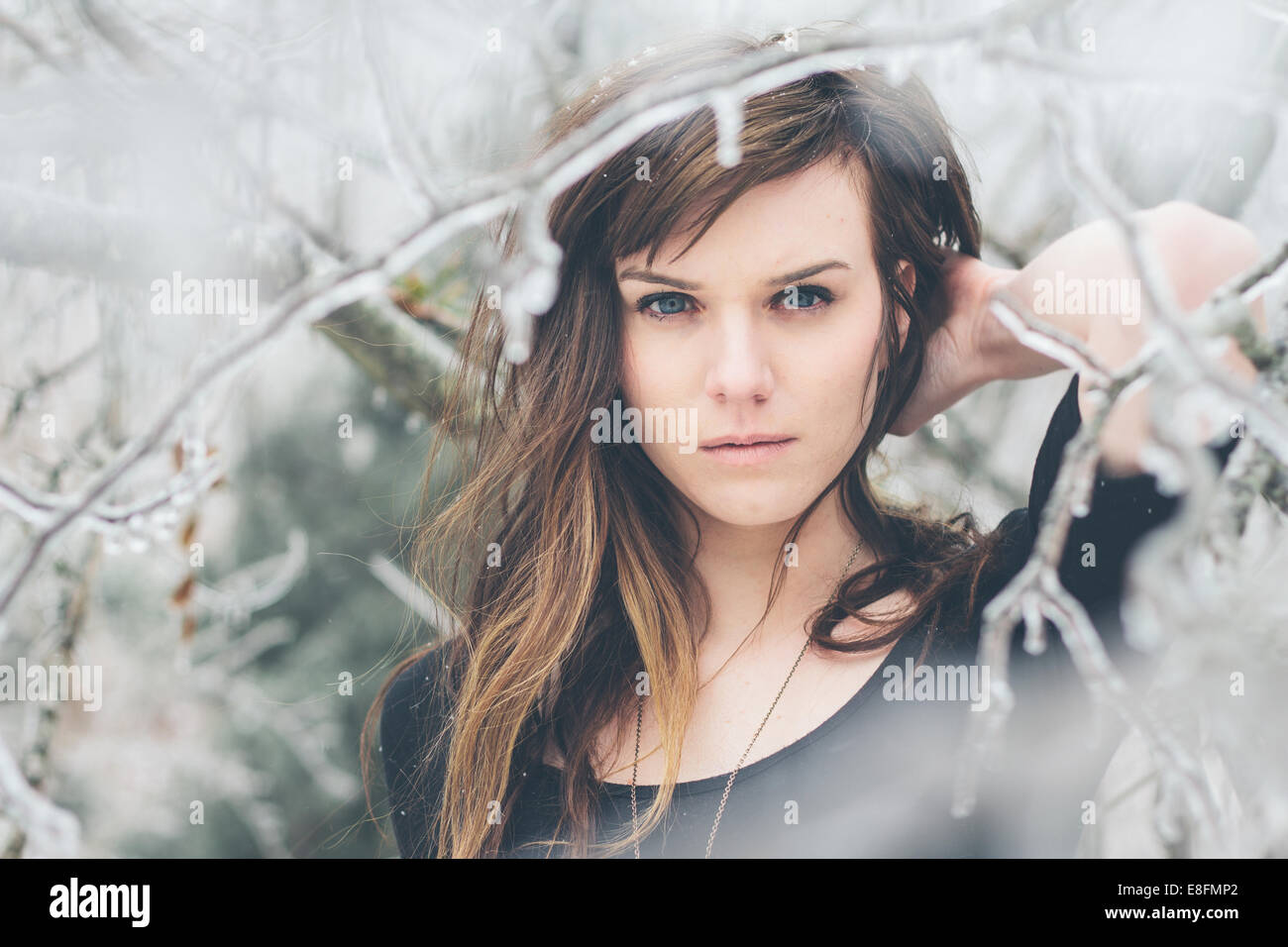 Retrato de una joven de pie entre árboles congelados, Franklin, Tennessee, EE.UU Foto de stock