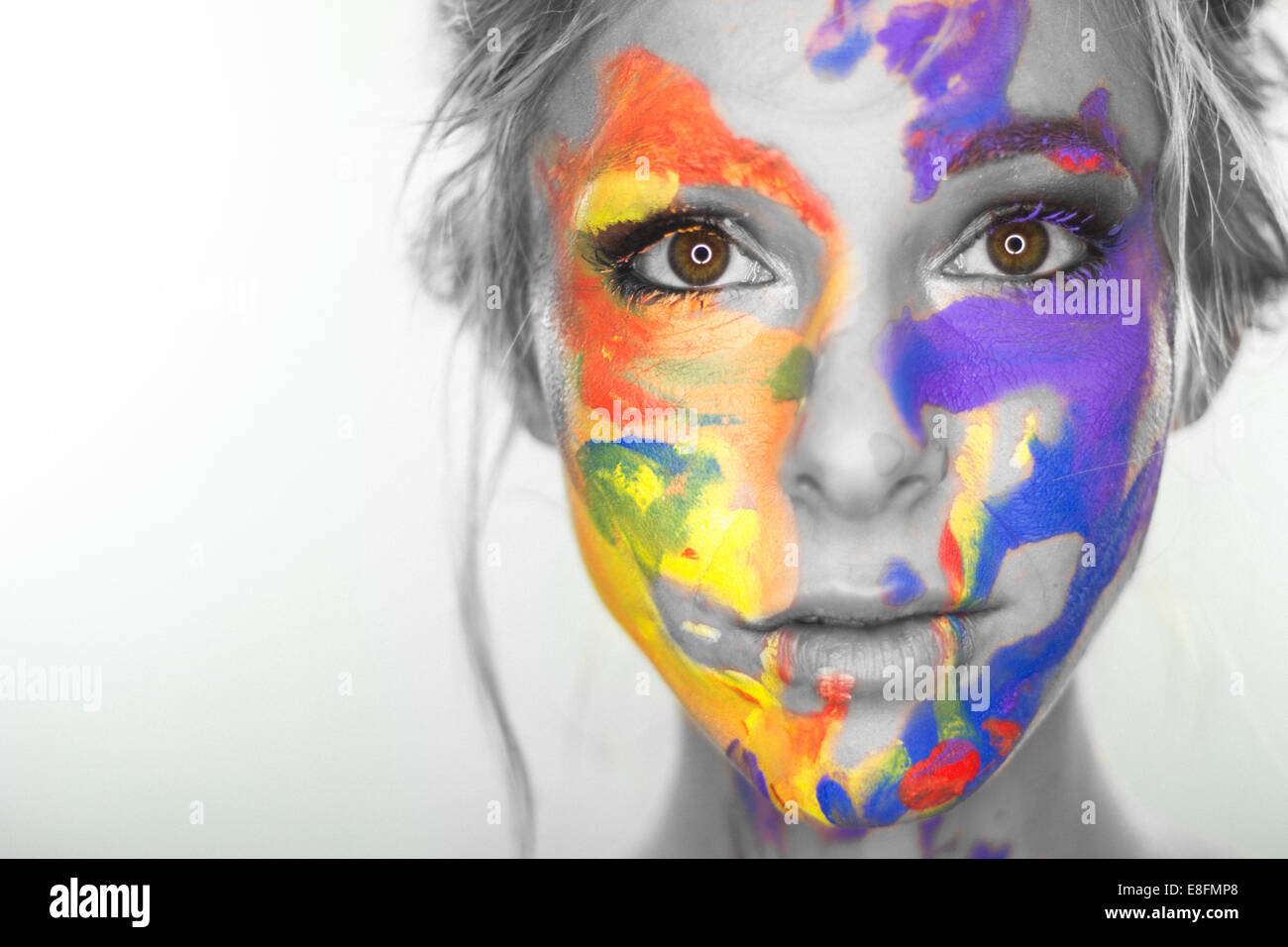 Retrato de mujer con pintura multicolor en su rostro Fotografía stock -