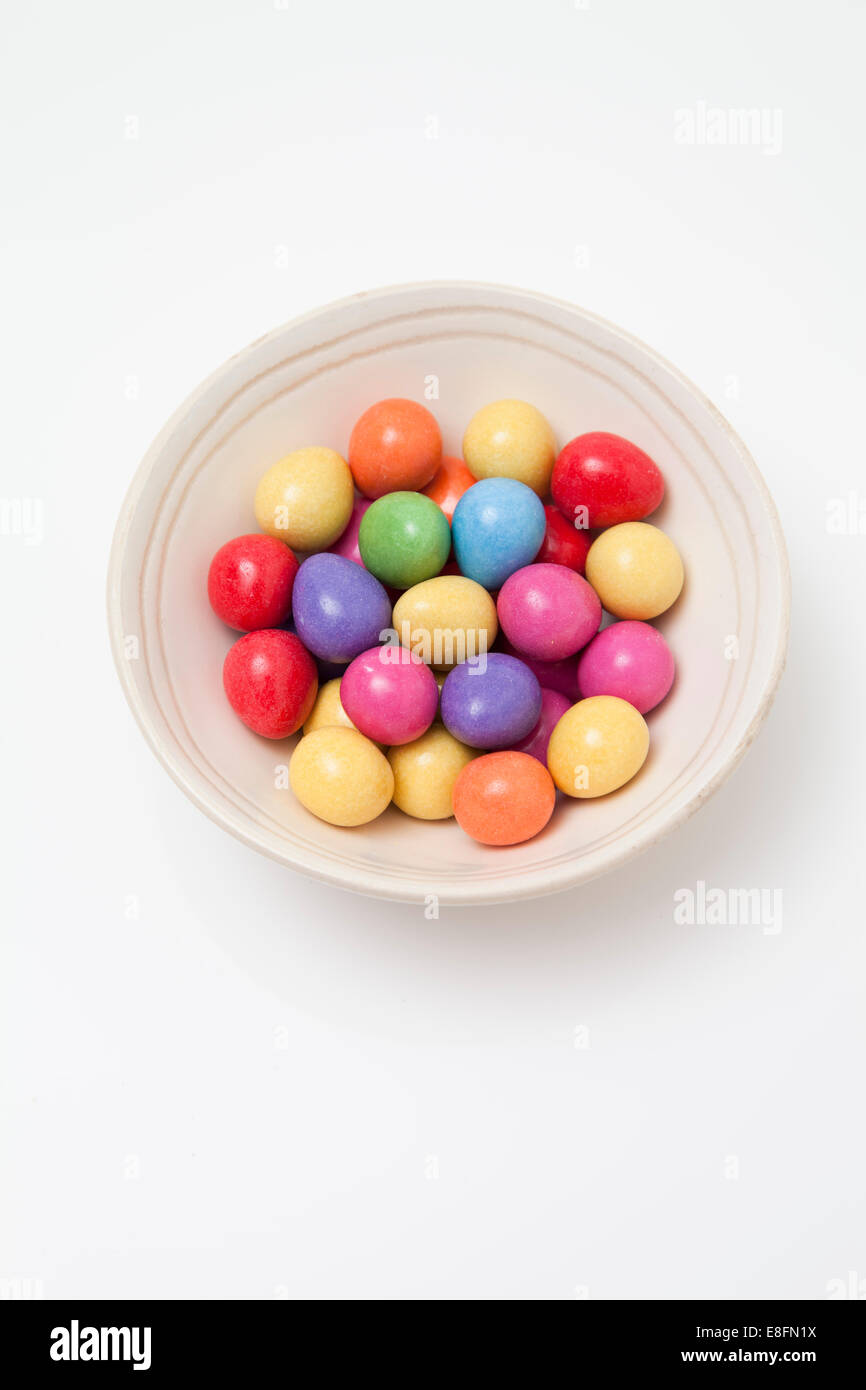 Huevos de Pascua de chocolate en un tazón Foto de stock