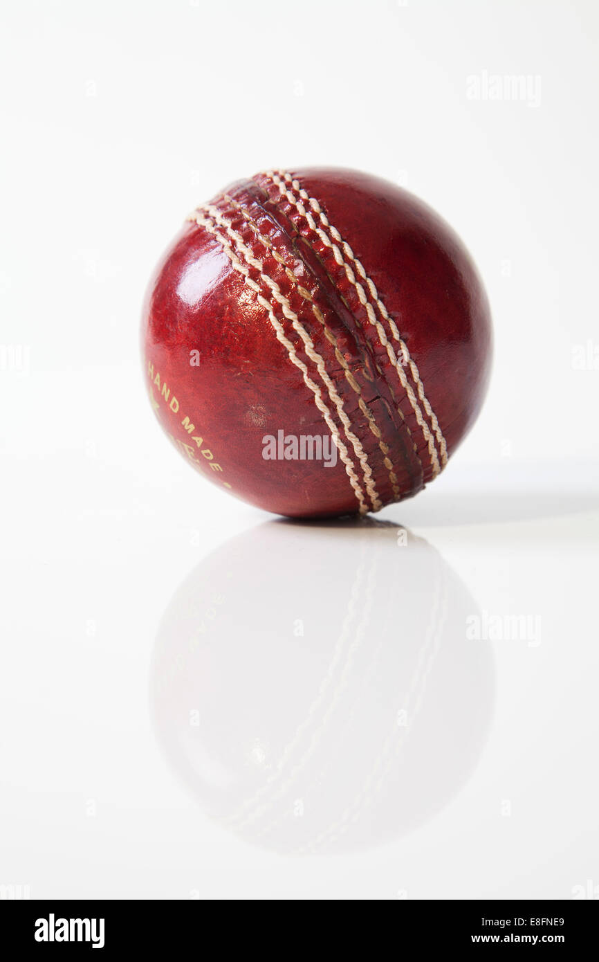 Close-up de una bola de críquet Foto de stock