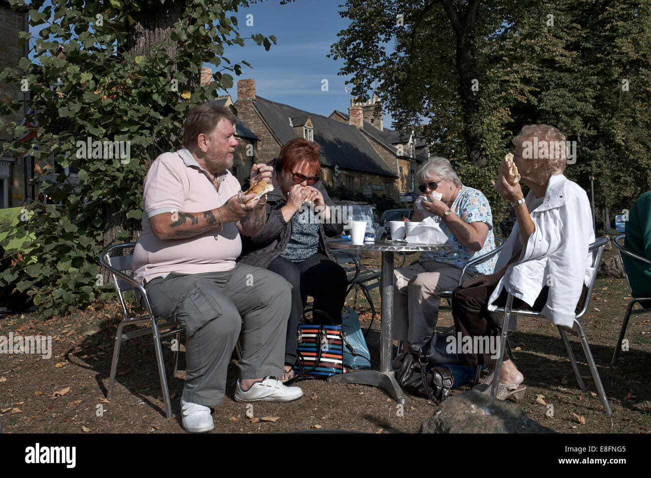 Grupo De Personas Ingles Maduro Insalubres Devoraba La Comida