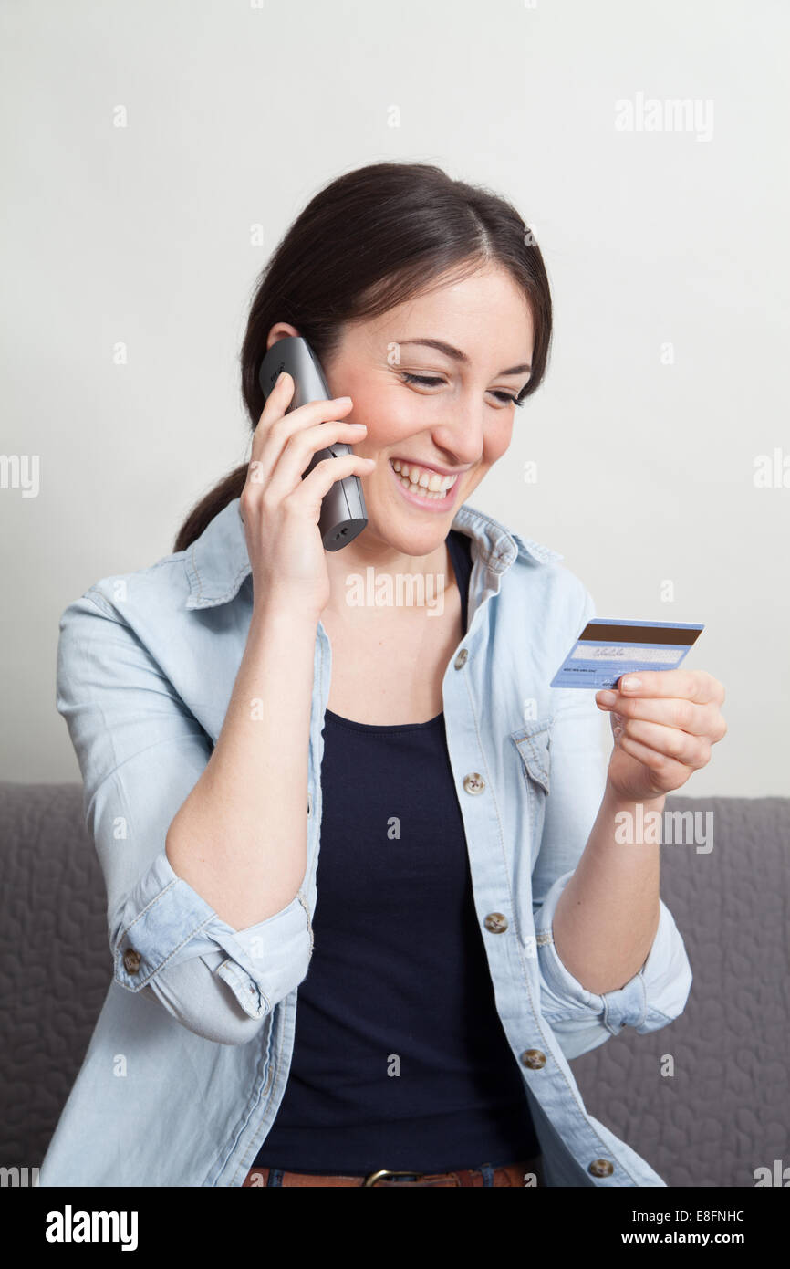 Mujer joven compras online con tarjeta de crédito Foto de stock