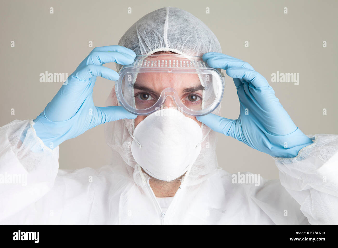 Scientist vistiendo traje de protección Foto de stock