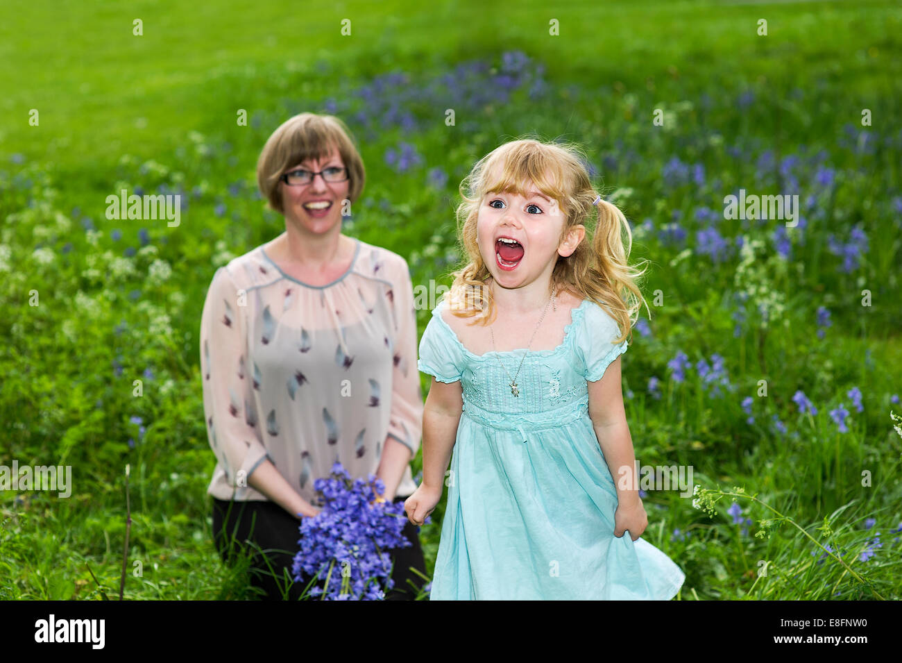 Reino Unido, Reino Unido, Warwickshire, Rugby, Retrato de feliz madre e hija (4-5) Foto de stock