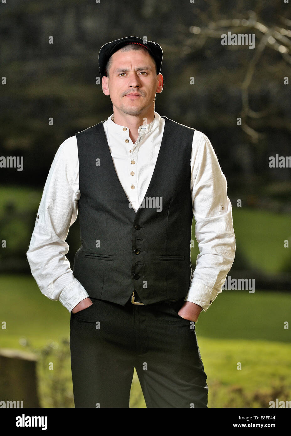 Retrato del hombre vestido con ropa de estilo italiano Fotografía de stock  - Alamy