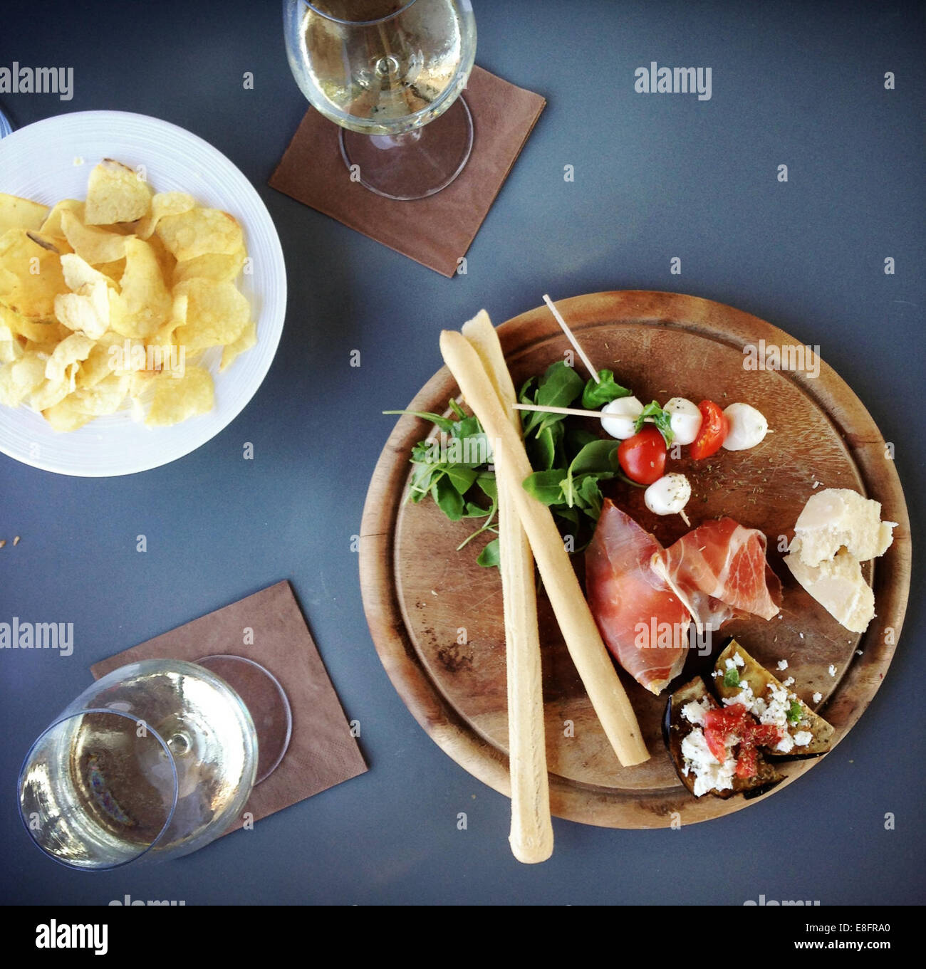 Vista aérea de jamón, queso, parmesana Finger Food y tomates cherry con queso mozzarella Foto de stock