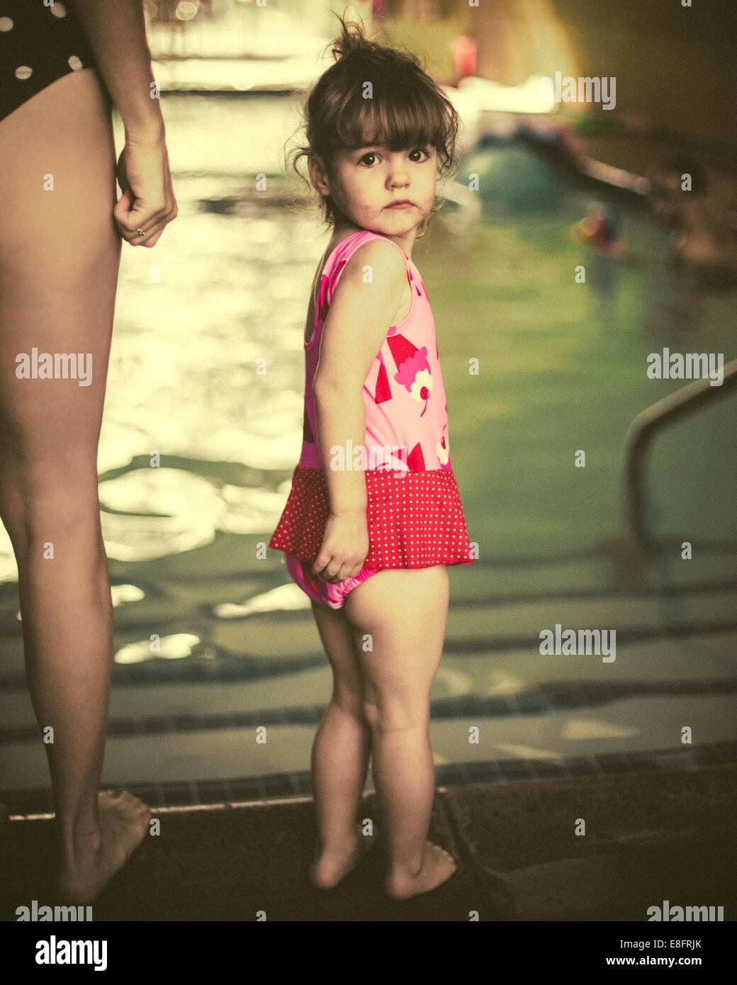 Chica (18-23 meses) en piscinas con su madre Foto de stock