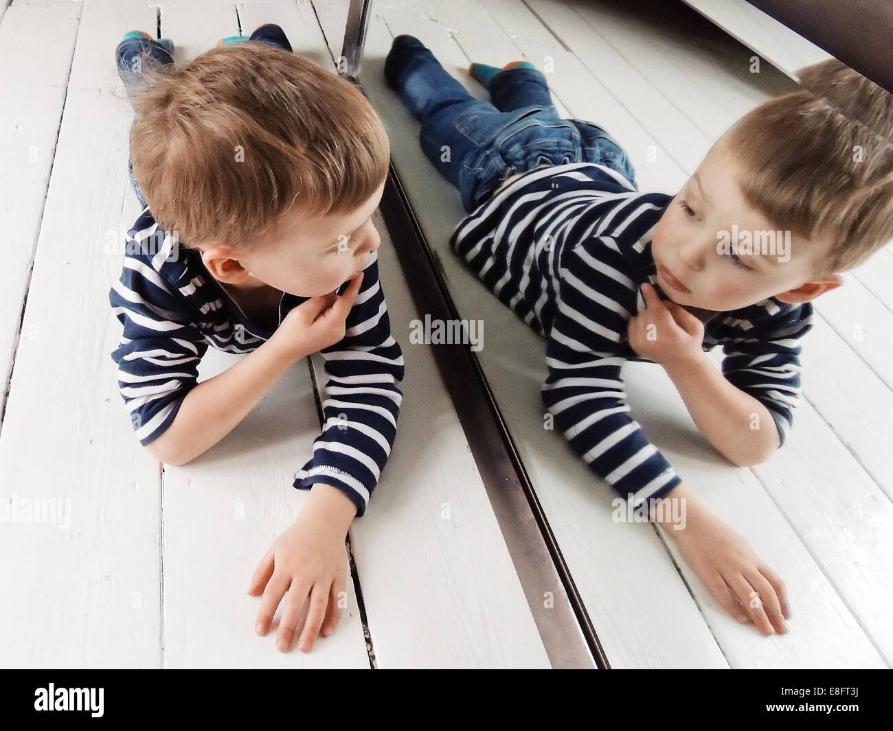 Niño mirando en el espejo fotografías e imágenes de alta resolución - Alamy