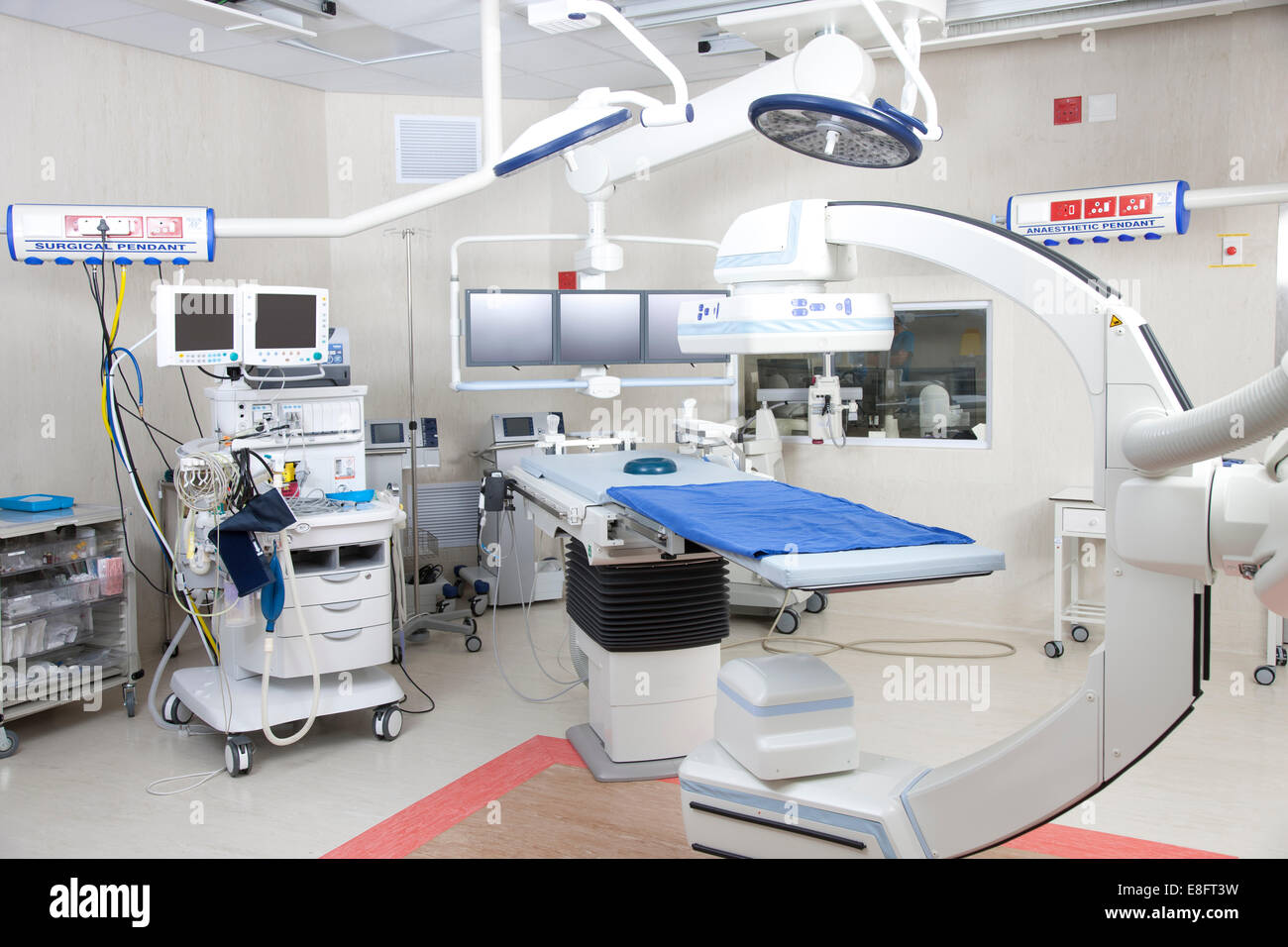 Quirófano con sistema de imágenes robóticas en un hospital Foto de stock