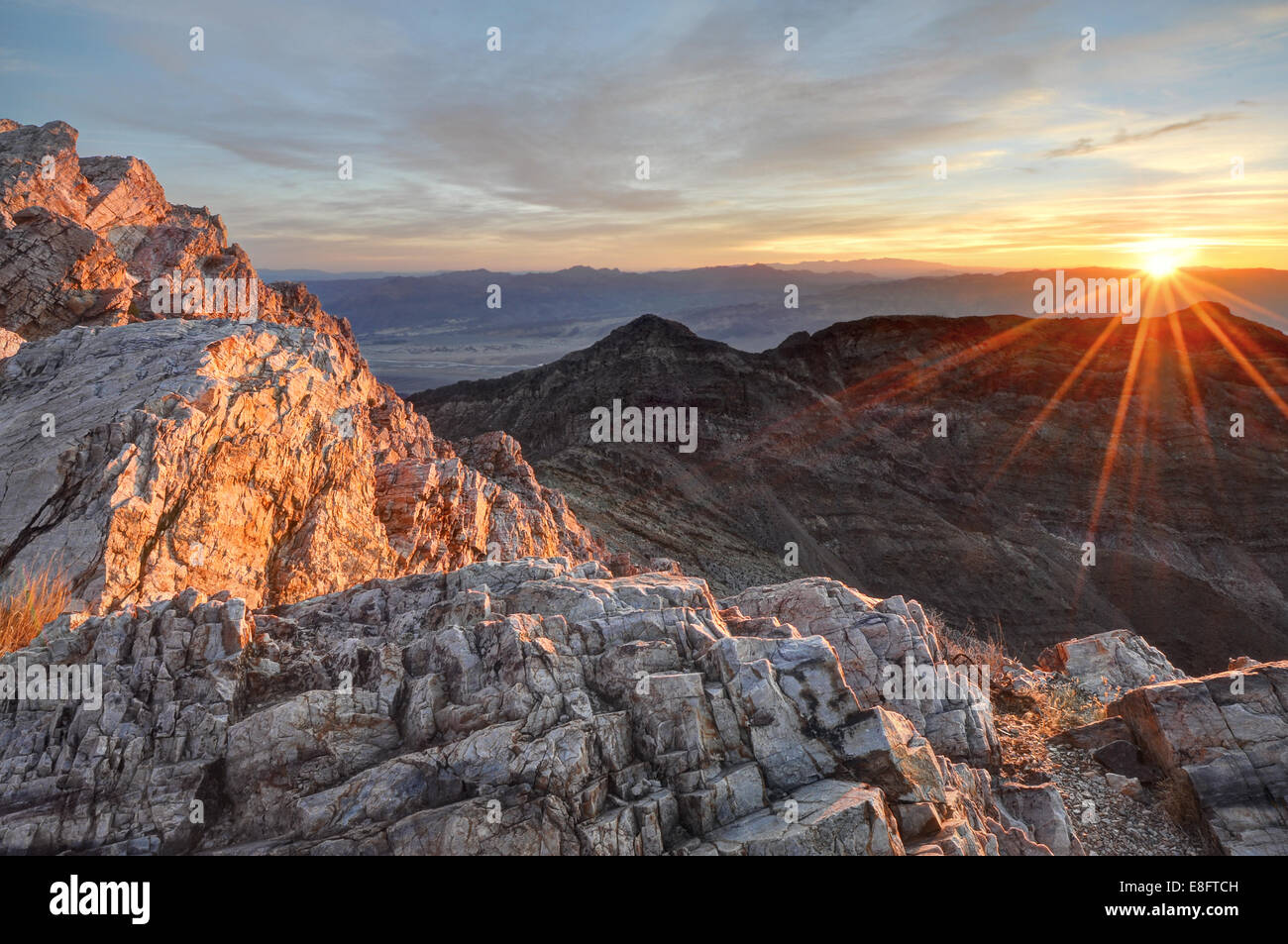 California, Estados Unidos, el Parque Nacional Valle de la muerte, el Amanecer en el punto Aguereberry Foto de stock