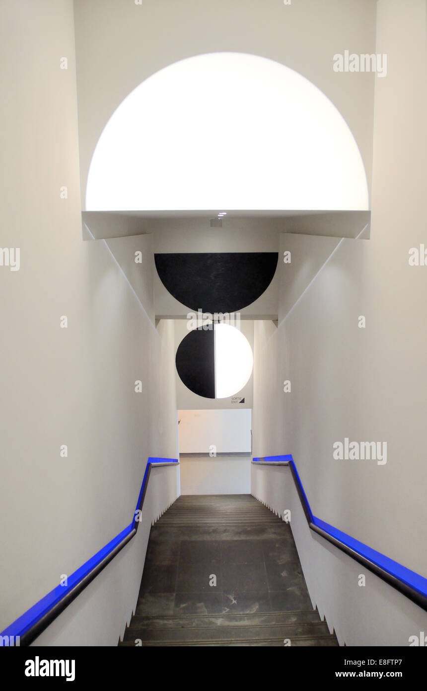Escalera interior moderno o modernista del museo de Arte Moderno o MAMAC NICE Alpes-Maritimes France Foto de stock