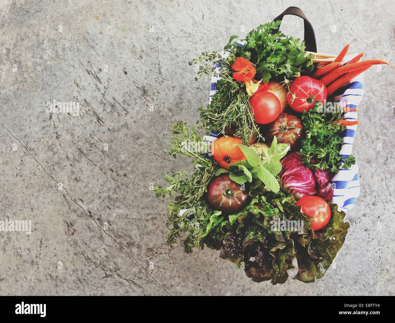 Canasta de frutas y verduras saludables Foto de stock