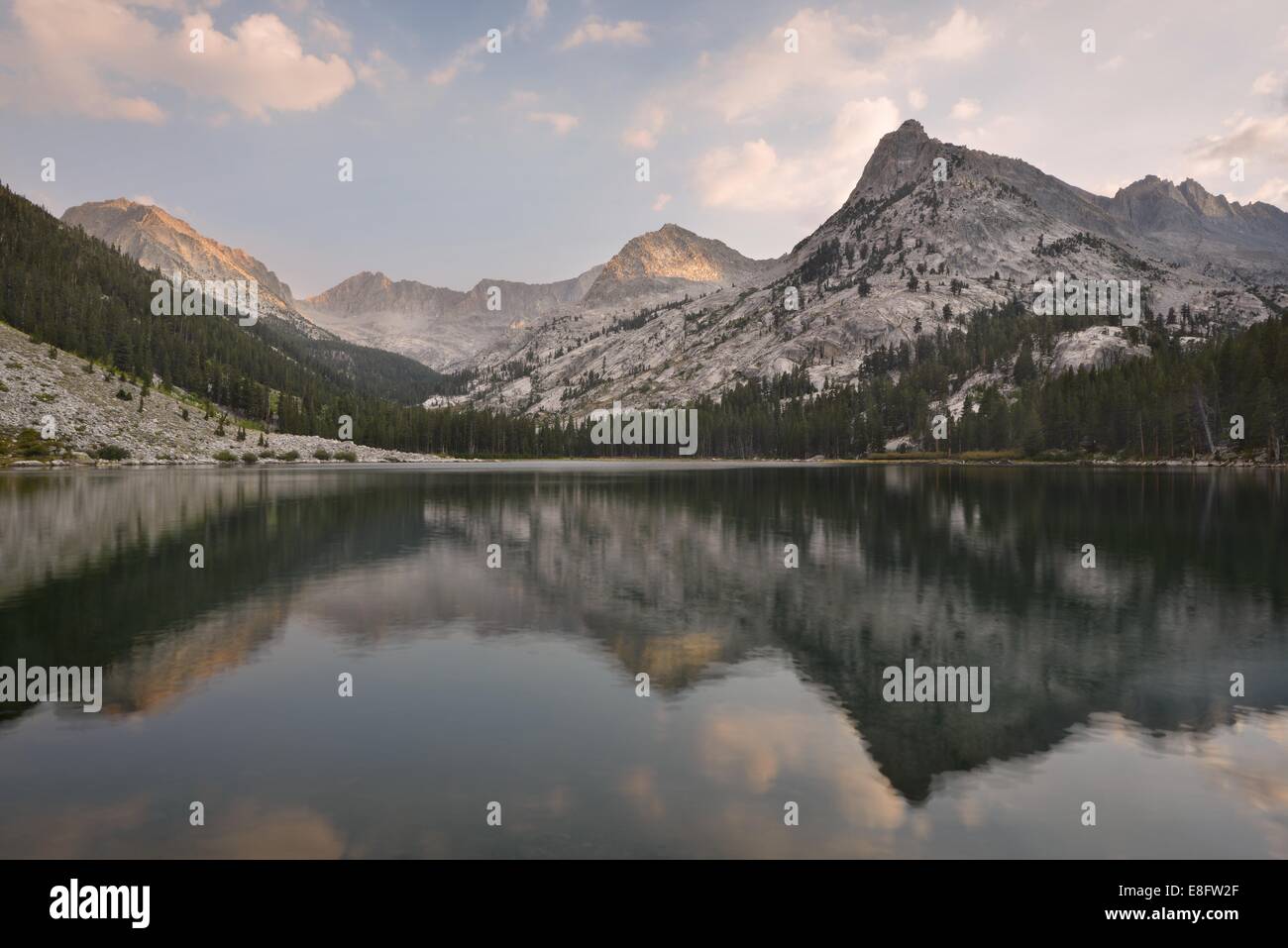 California, Estados Unidos, el Parque Nacional Kings Canyon, reflexiones en East Lake Foto de stock
