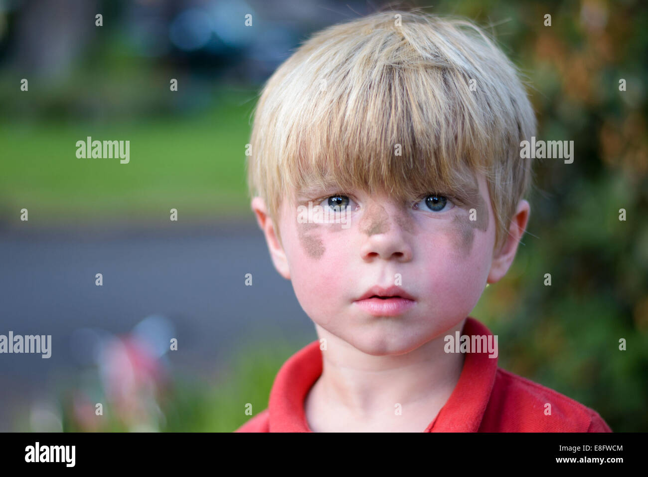 Retrato de un niño con cara sucia Foto de stock