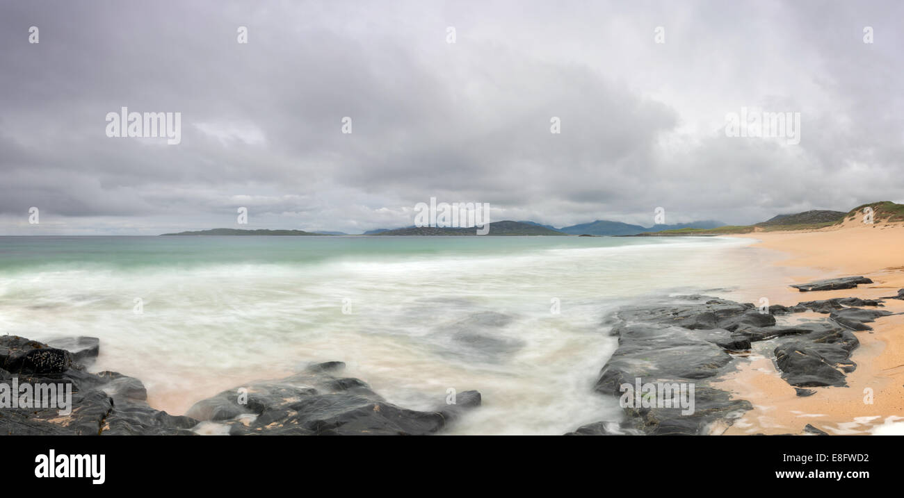 La playa de Traigh Mhor olas rompiendo en la orilla, Harris, Scotalnd Foto de stock