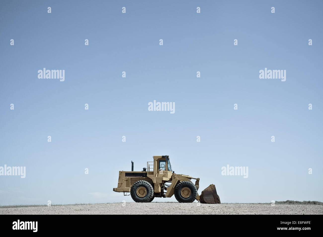 Ee.Uu., Wyoming, bulldozer contra el cielo azul Foto de stock
