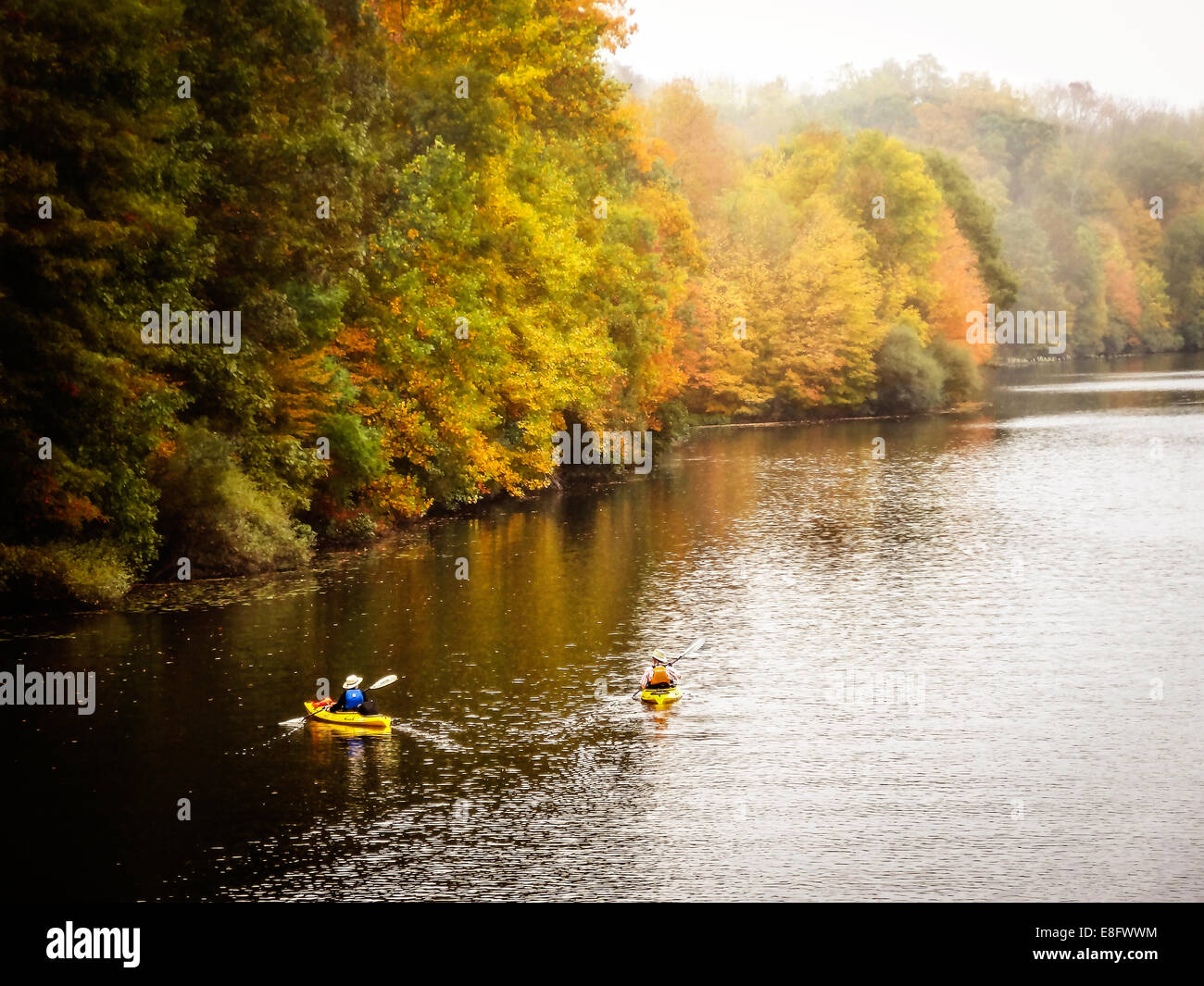 Estados Unidos, Pennsylvania, Buck County, Kayakers en el lago Nockamixon Foto de stock
