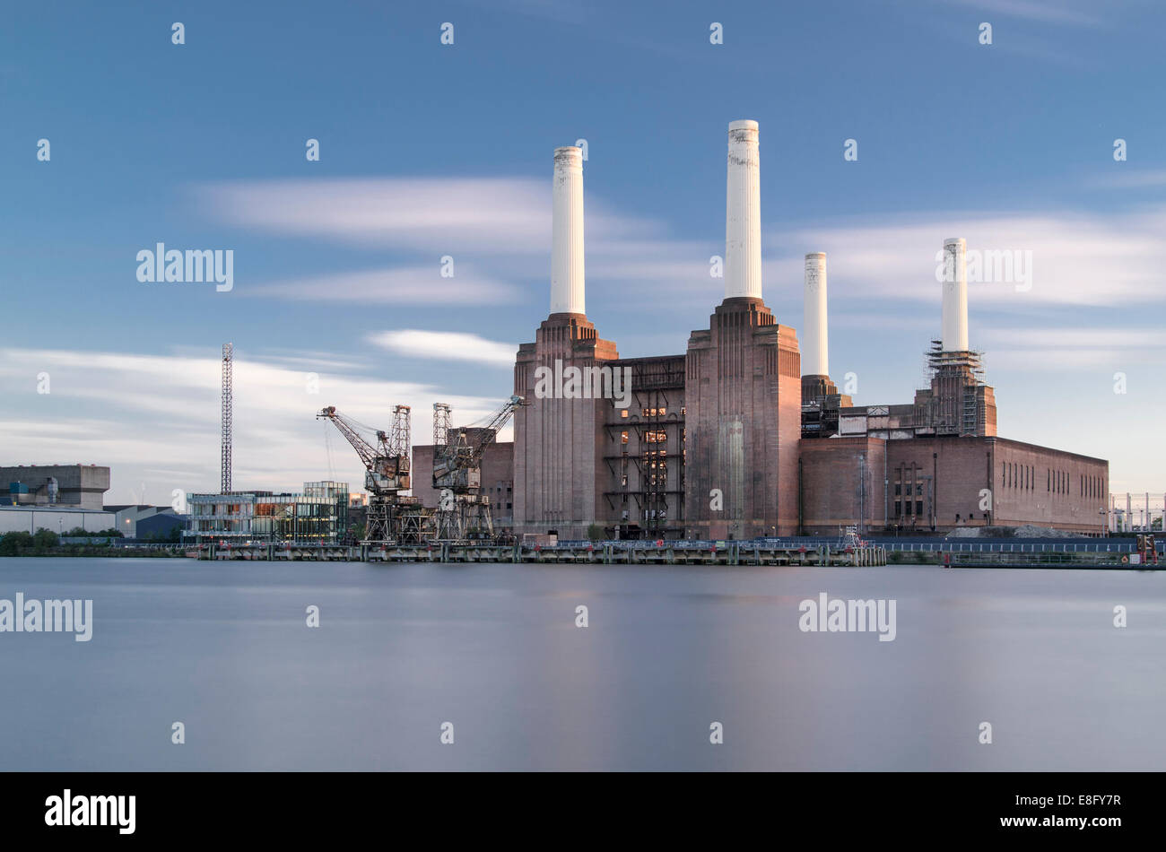 La central eléctrica de Battersea visto desde la orilla norte del Támesis, Londres, Inglaterra. Foto de stock