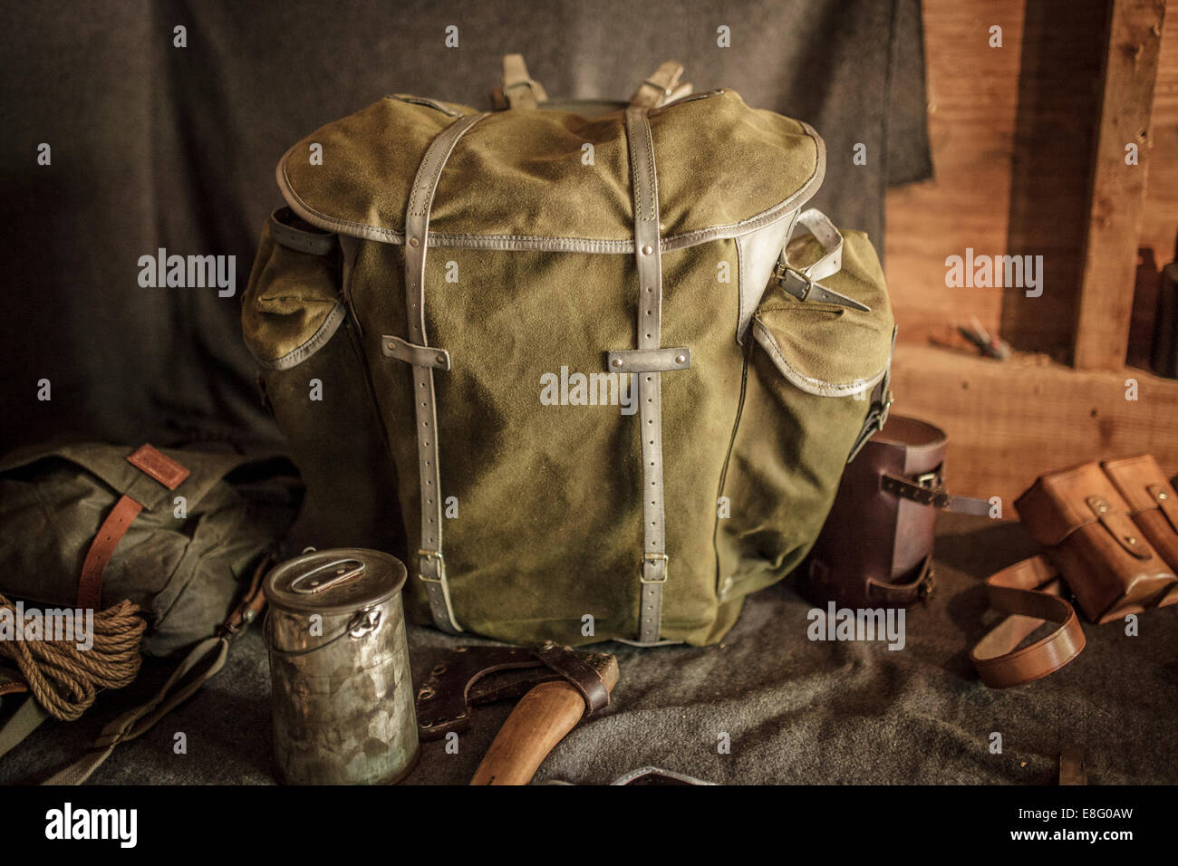 Lona y cuero de montaña del ejército suizo pack mochila Foto de stock