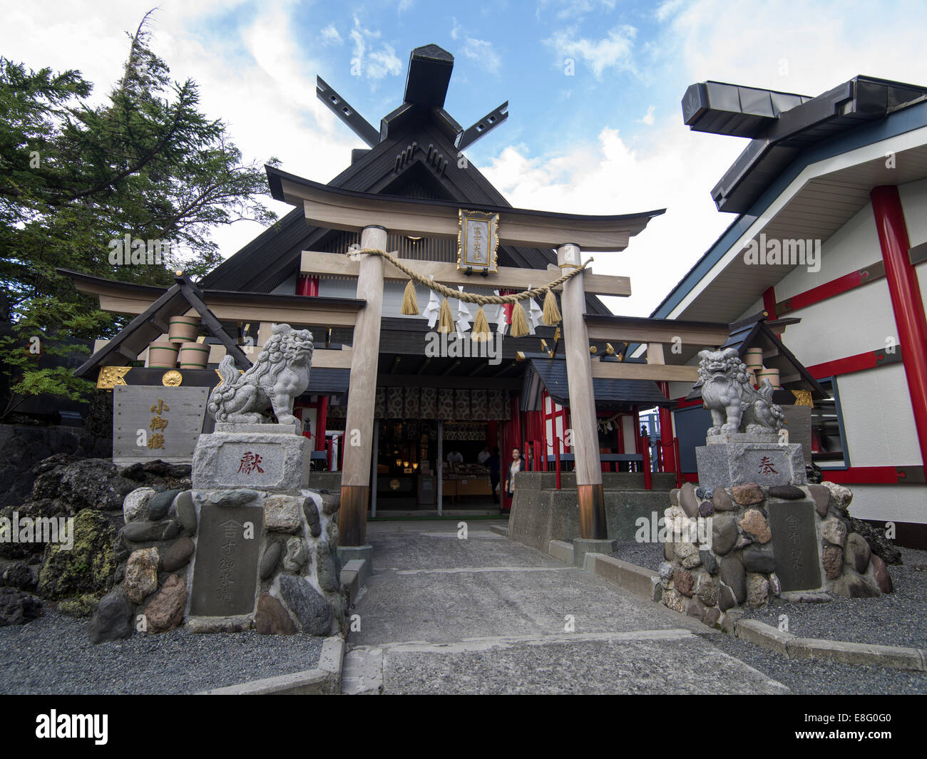 Subir Mt. Fuji, Japón - Santuario Komitake en la quinta estación del Monte Fuji Subaru Line (Yoshida Trail). Santuario Sintoísta con puerta torii Foto de stock