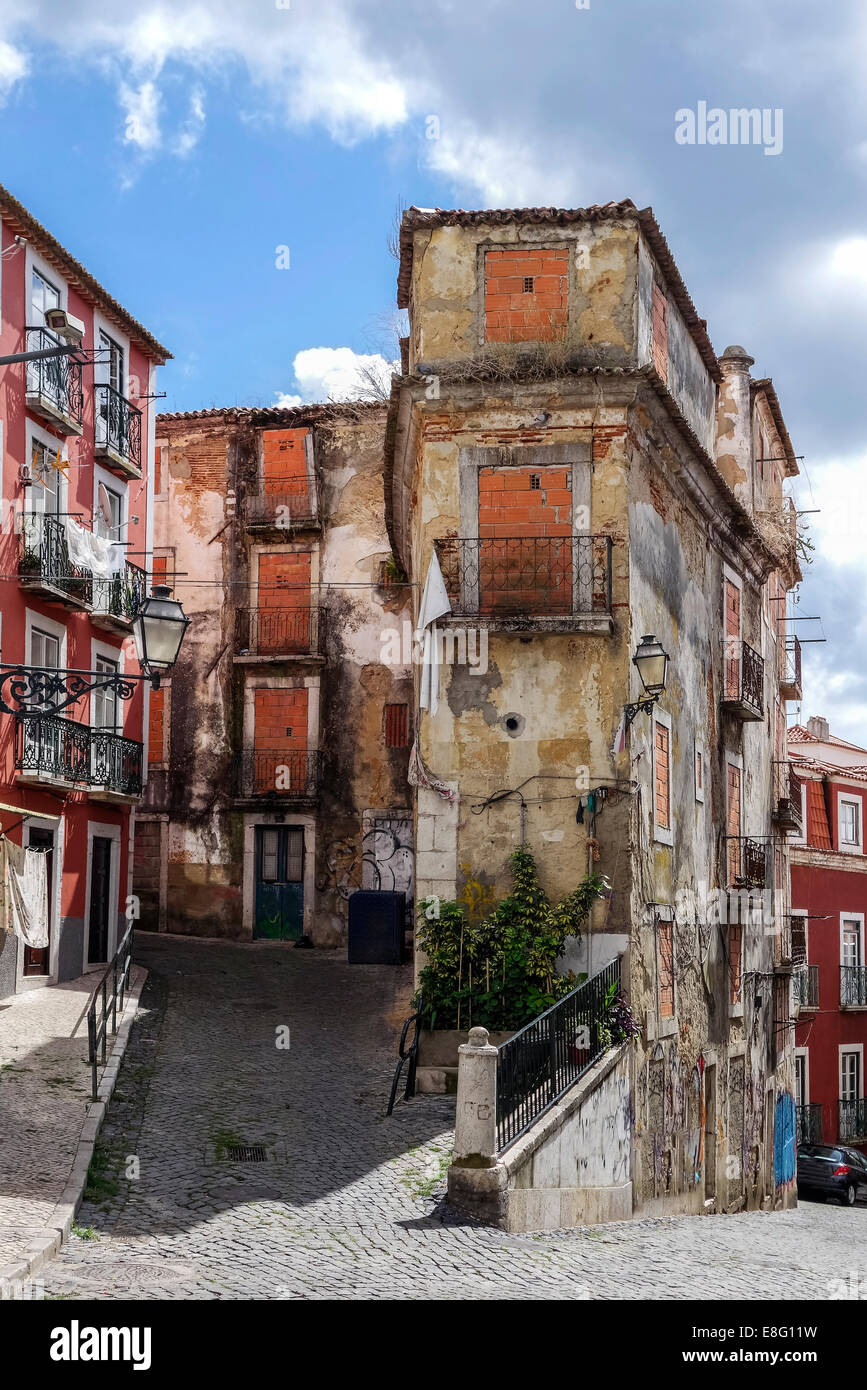 Viejos, abandonados y calle vacía de Lisboa, Portugal. Foto de stock