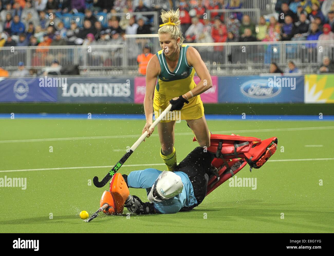 Maddie Hinch (ENG portero) trae Jodie Keeny (AUS) en la tanda de penales. Australia (AUS) e Inglaterra (ENG). Womens gol Foto de stock