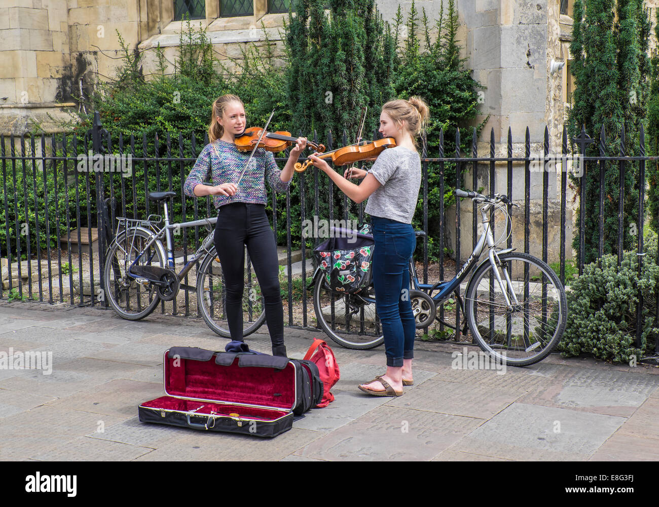 Calle duo busking en violines Cambridge Cambridgeshire Foto de stock