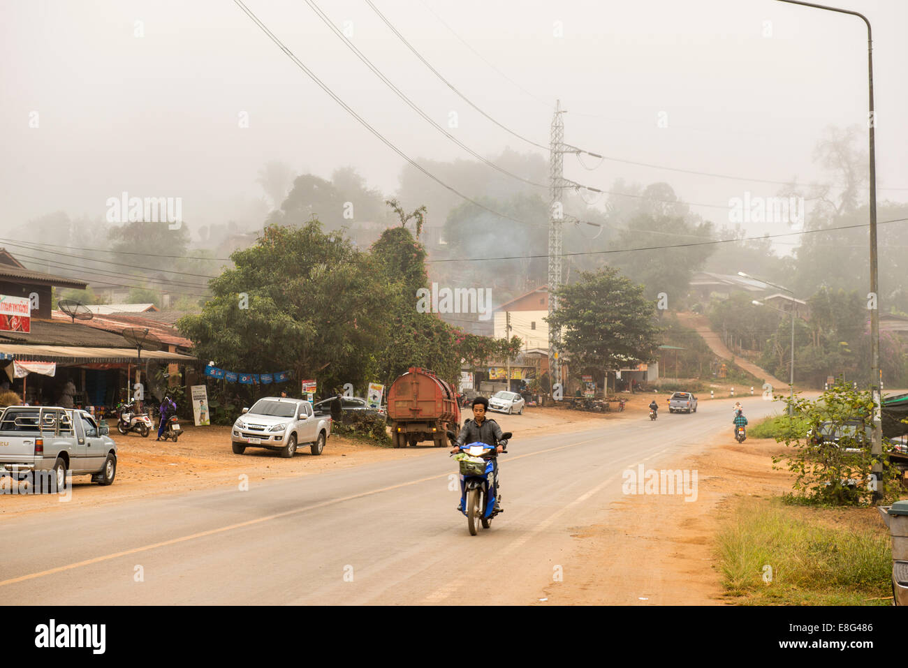 En el centro, en la niebla Pangmapha mañana Soppong, Mae Hong Son, Tailandia Foto de stock