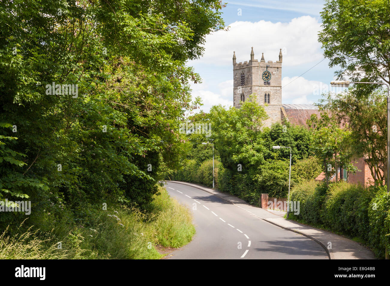 La iglesia de St Andrew's visto desde la carretera a la aldea rural de Eakring, Nottinghamshire, Inglaterra, Reino Unido. Foto de stock