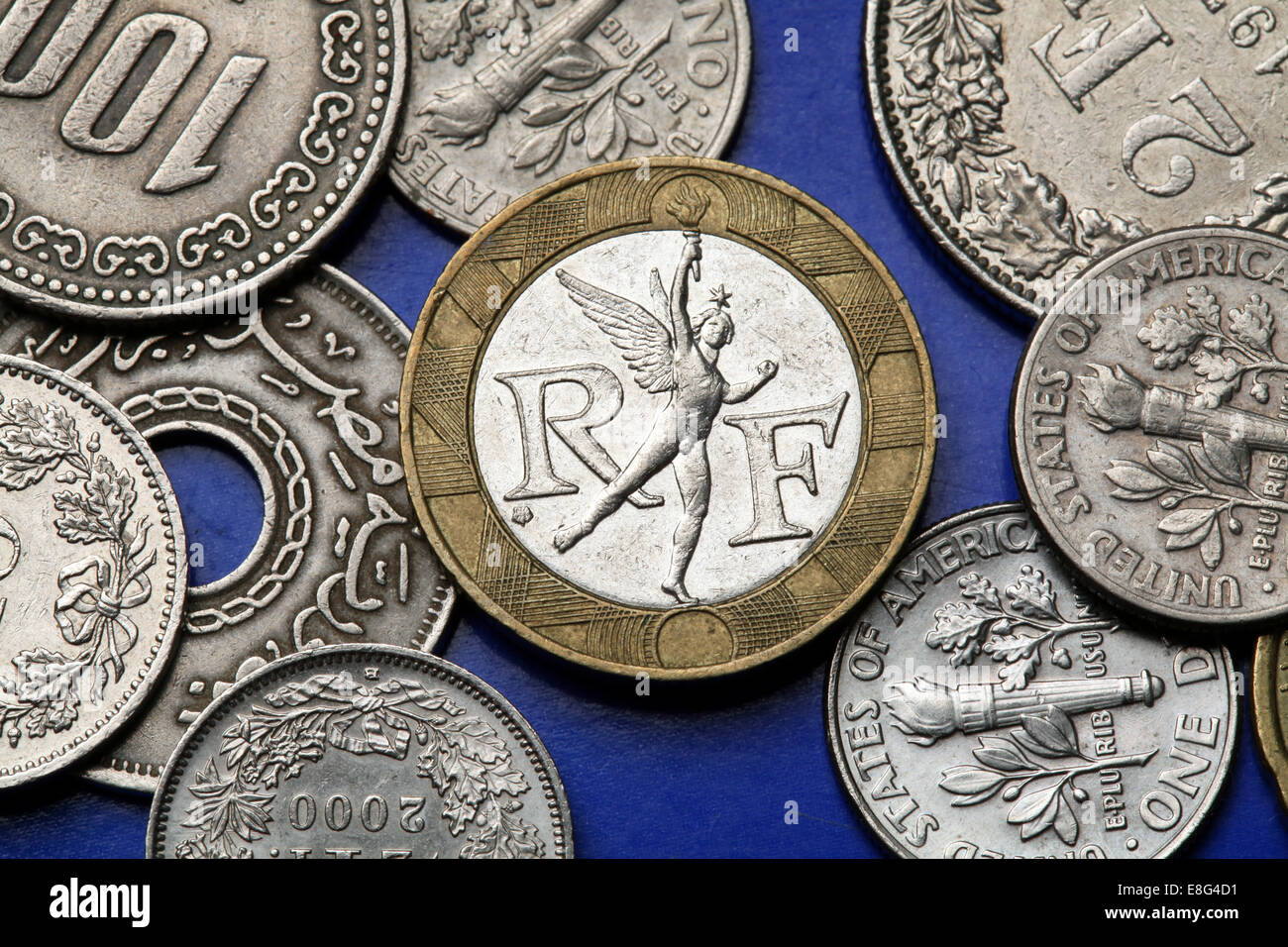 Monedas de Francia. El genio de la libertad por Auguste Dumont desde la parte superior de la columna de Julio representada en la antigua moneda de 10 francos franceses. Foto de stock