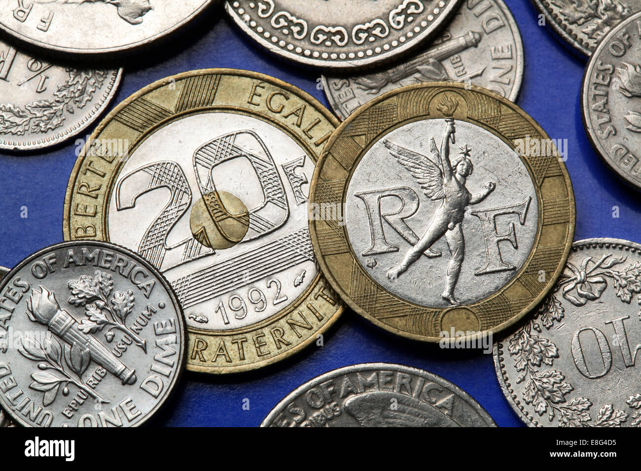 Monedas de Francia. El genio de la libertad por Auguste Dumont desde la parte superior de la columna de Julio representada en la antigua moneda de 10 francos franceses. Foto de stock