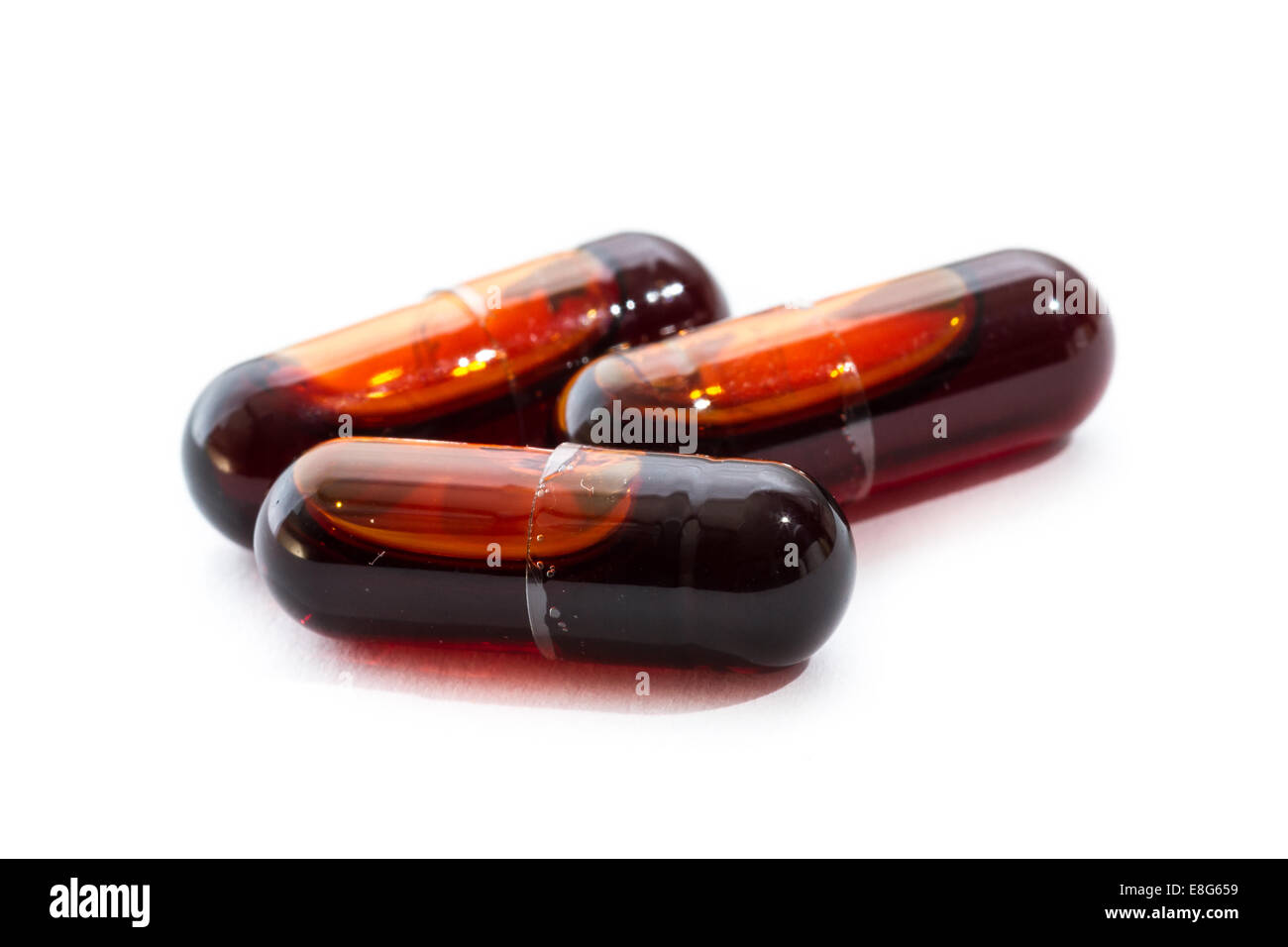 Cerca de las cápsulas de aceite de krill aislado sobre un fondo blanco. Foto de stock