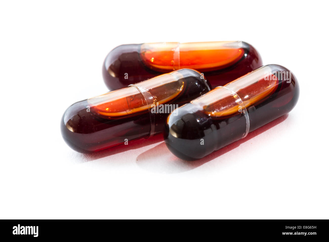 Cerca de las cápsulas de aceite de krill aislado sobre un fondo blanco. Foto de stock