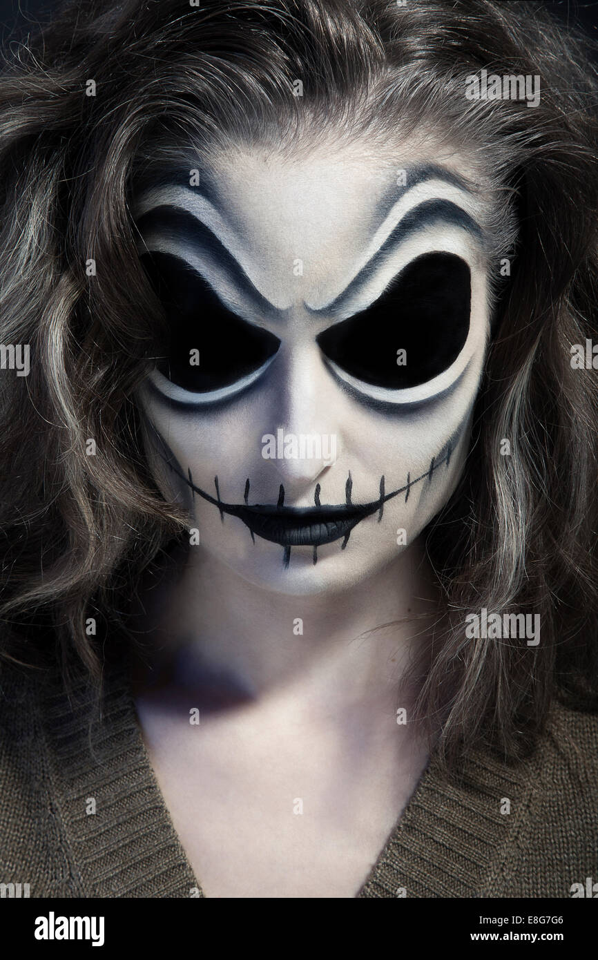 Chica Zombie Maquillaje De Fiesta De Halloween Fotografia De Stock Alamy